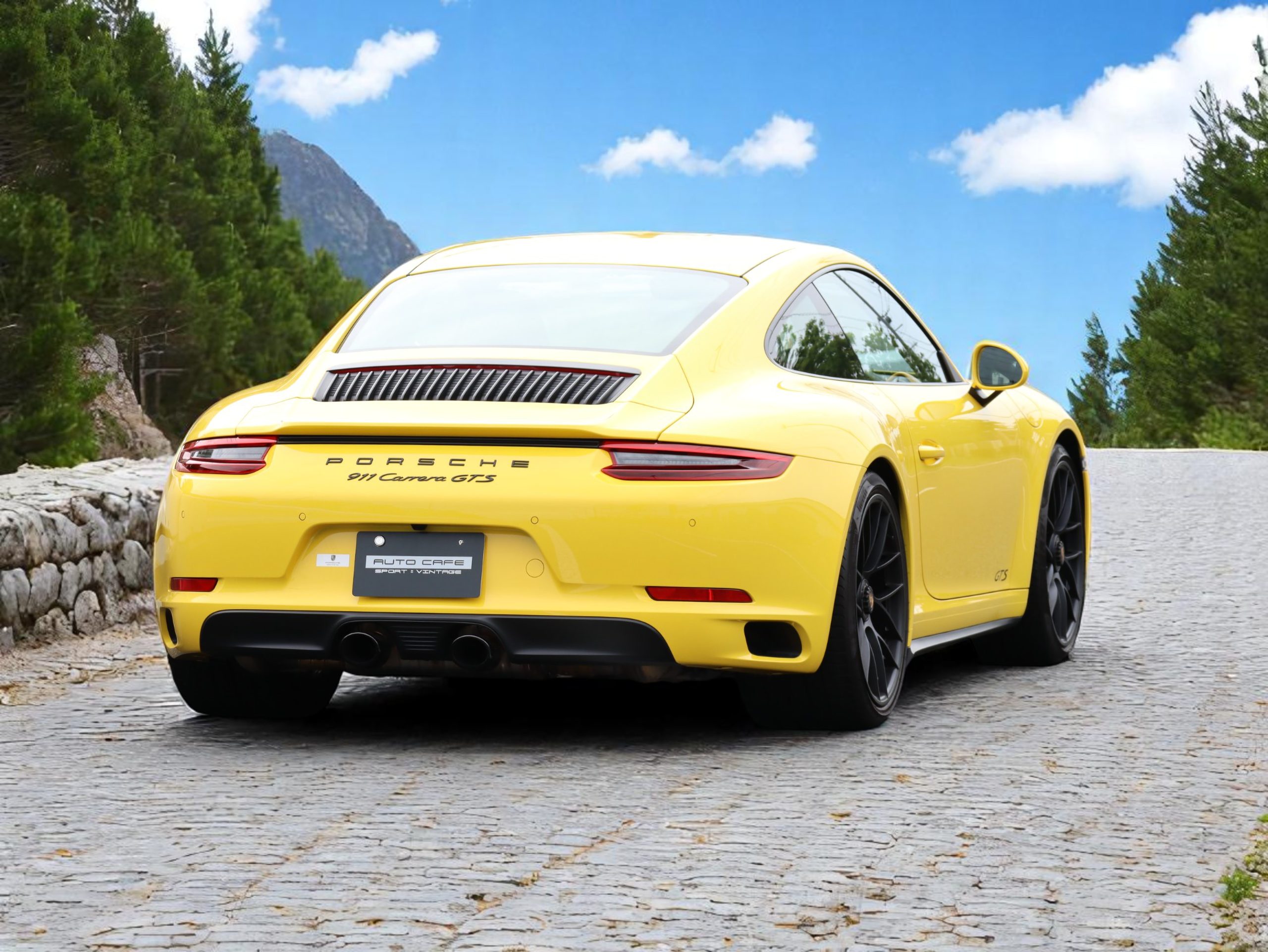 ポルシェ911カレラGTS（Type991.2）PDK<br>カーボンインテリアパッケージ<br>エクステンデットアルカンターラ×レザー<br>スポーツクロノパッケージ<br>スポーツエグゾーストシステム<br>前後パークセンサー