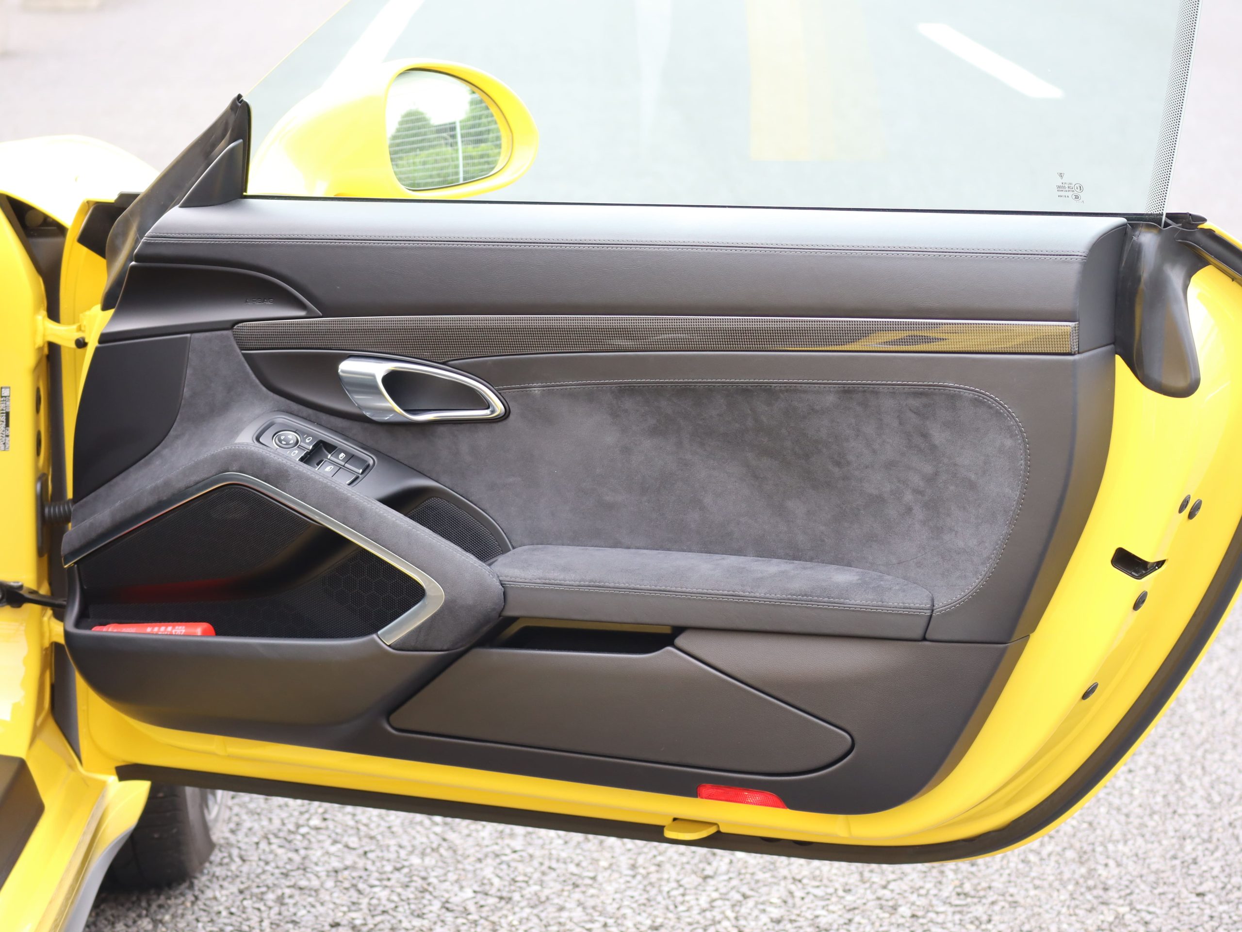 ポルシェ911カレラGTS（Type991.2）PDK<br>カーボンインテリアパッケージ<br>エクステンデットアルカンターラ×レザー<br>スポーツクロノパッケージ<br>スポーツエグゾーストシステム<br>前後パークセンサー