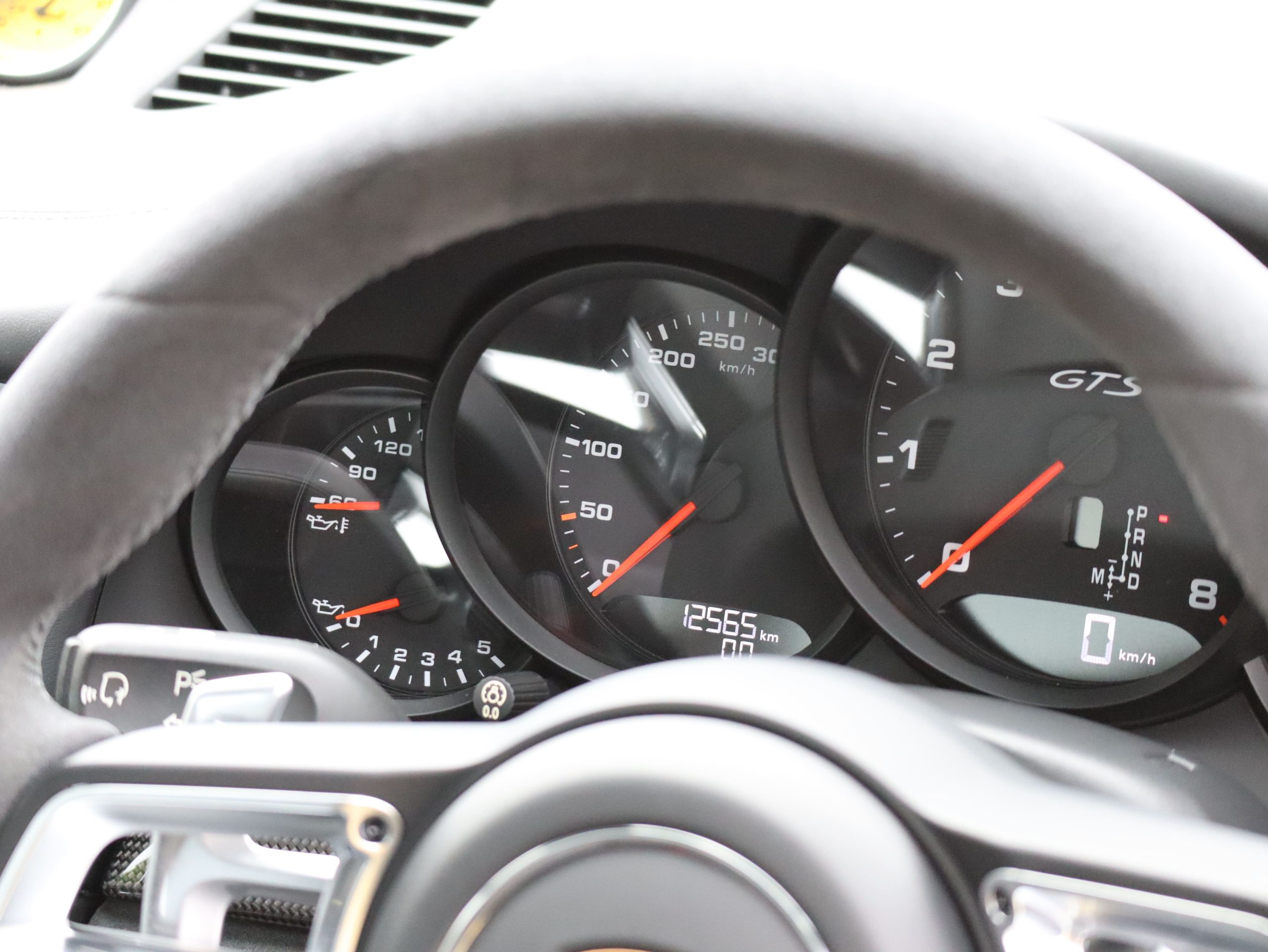ポルシェ911カレラGTS（Type991.2）PDK<br>カーボンインテリアパッケージ<br>エクステンデットアルカンターラ×レザー<br>スポーツクロノパッケージ<br>スポーツエグゾーストシステム<br>前後パークセンサー