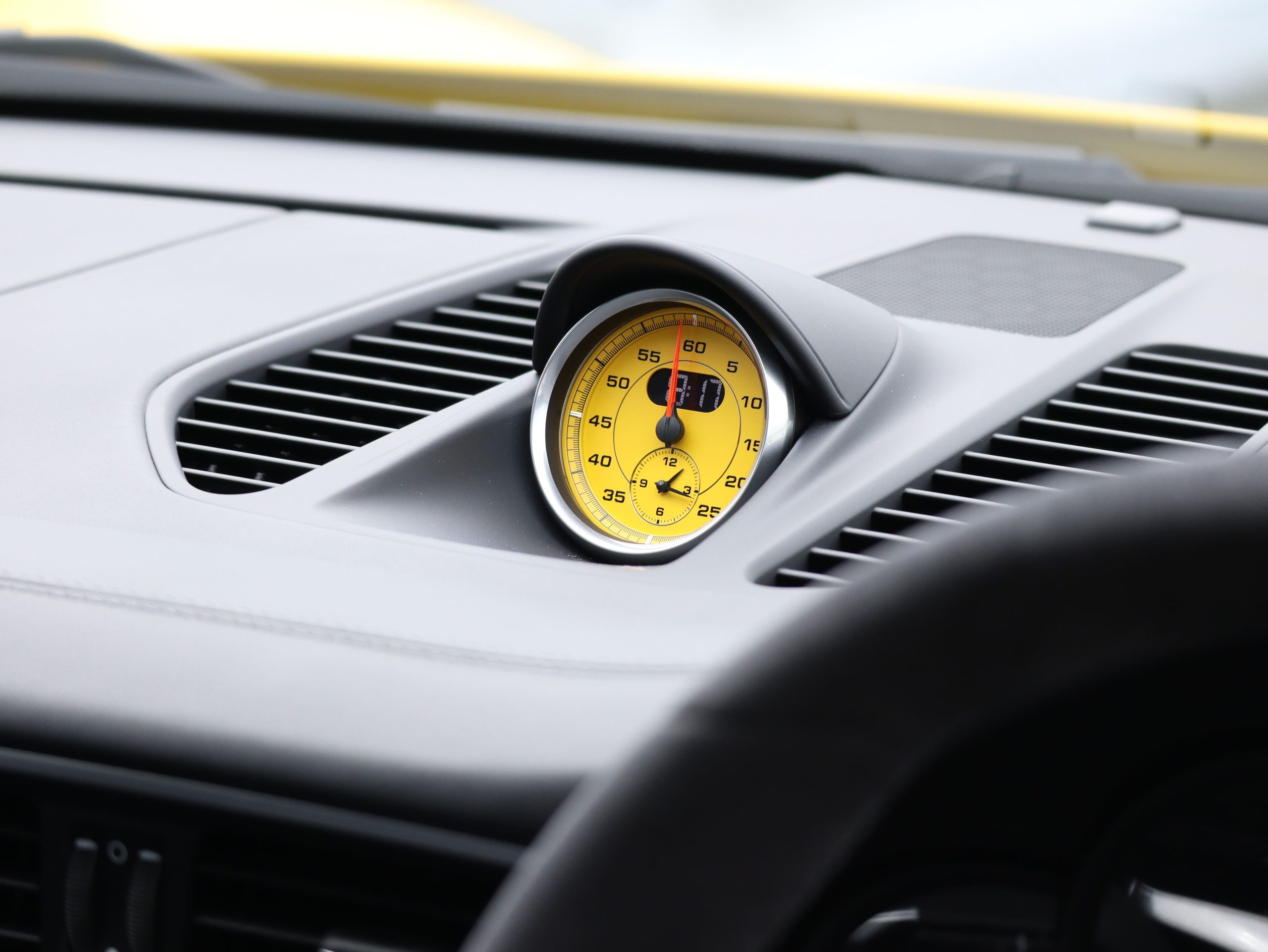 ポルシェ911カレラGTS（Type991.2）PDK<br>カーボンインテリアパッケージ<br>エクステンデットアルカンターラ×レザー<br>スポーツクロノパッケージ<br>スポーツエグゾーストシステム<br>前後パークセンサー