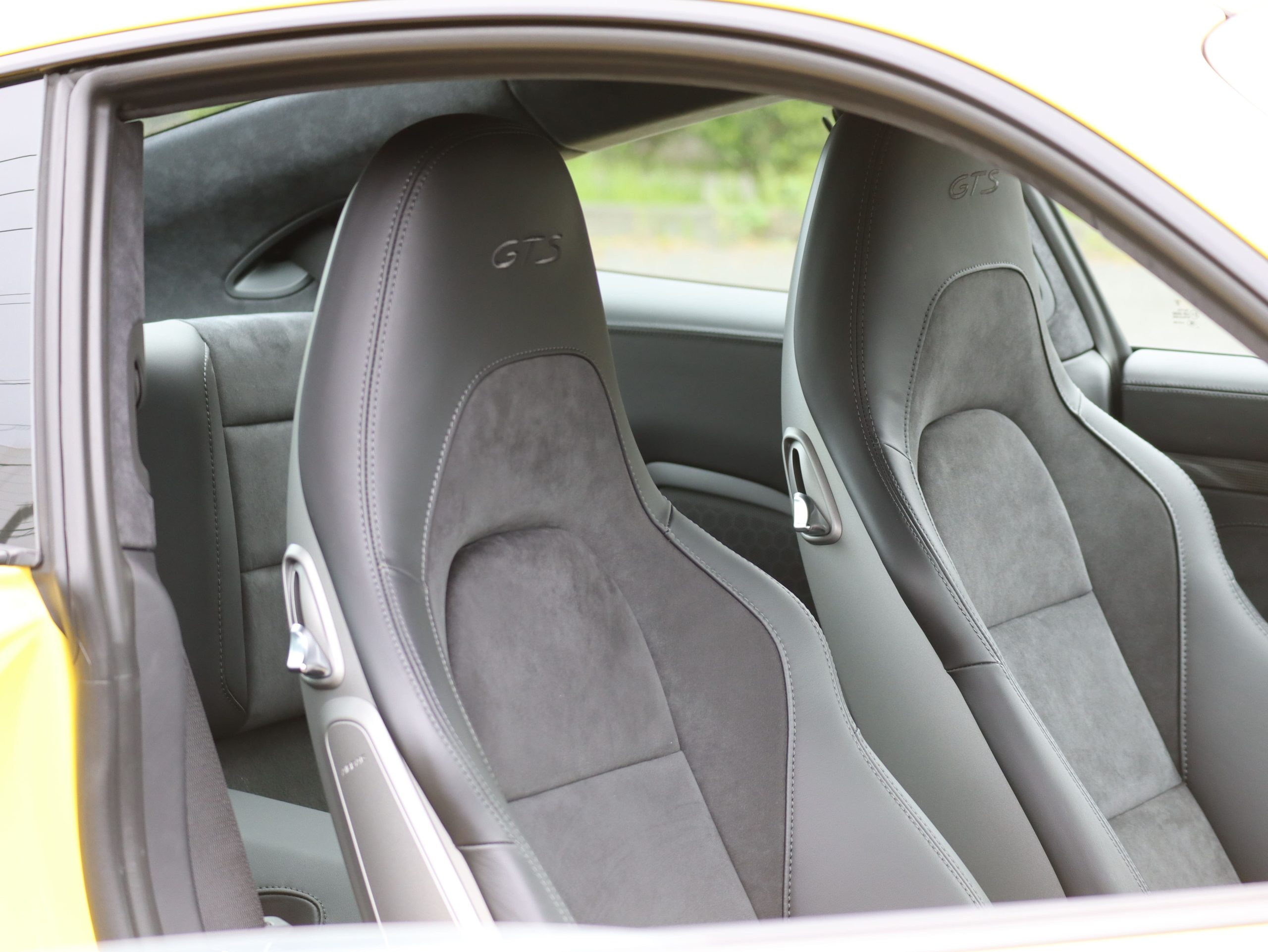 ポルシェ911カレラGTS（Type991.2）PDK<br>カーボンインテリアパッケージ<br>エクステンデットアルカンターラ×レザー<br>スポーツクロノパッケージ<br>スポーツエグゾーストシステム<br>前後パークセンサー