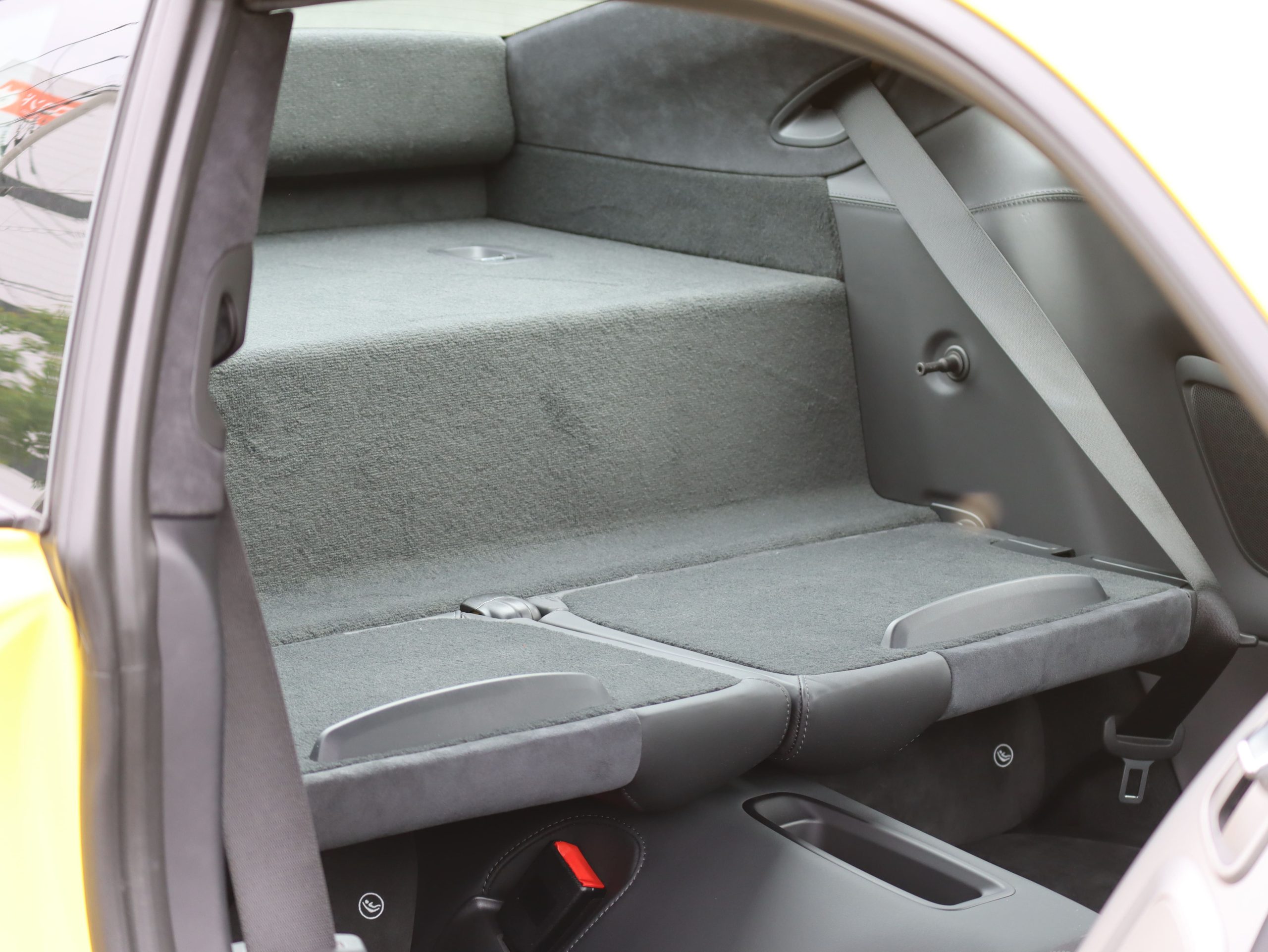 ポルシェ911カレラGTS（Type991.2）PDK<br>カーボンインテリアパッケージ<br>エクステンデットアルカンターラ×レザー<br>スポーツクロノパッケージ<br>スポーツエグゾーストシステム<br>前後パークセンサー