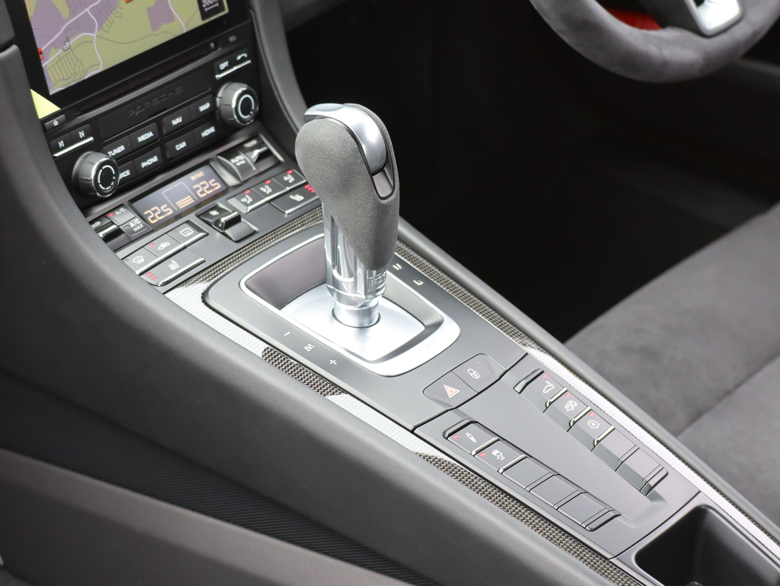 ポルシェ911カレラGTS（Type991.2）PDK<br>カーボンインテリアパッケージ<br>エクステンデットアルカンターラ×レザー<br>スポーツクロノパッケージ<br>スポーツエグゾーストシステム<br>前後パークセンサー