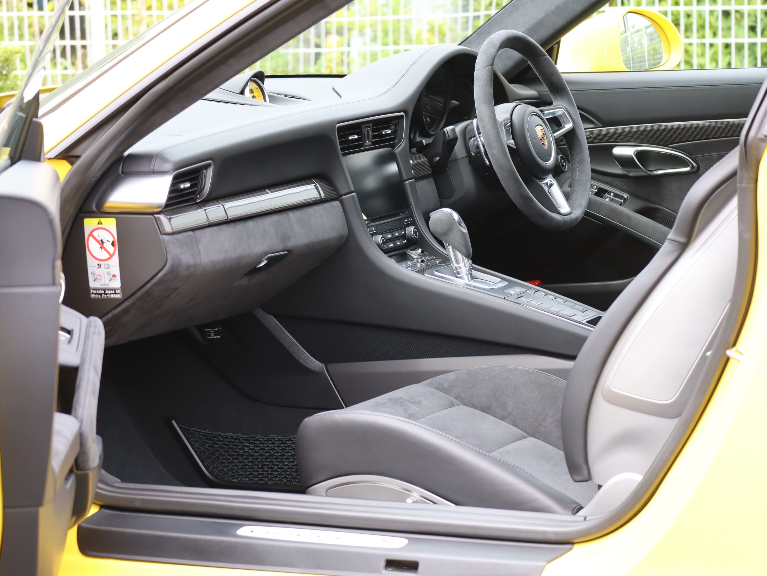ポルシェ911カレラGTS（Type991.2）PDK<br>カーボンインテリアパッケージ<br>エクステンデットアルカンターラ×レザー<br>スポーツクロノパッケージ<br>スポーツエグゾーストシステム<br>前後パークセンサー