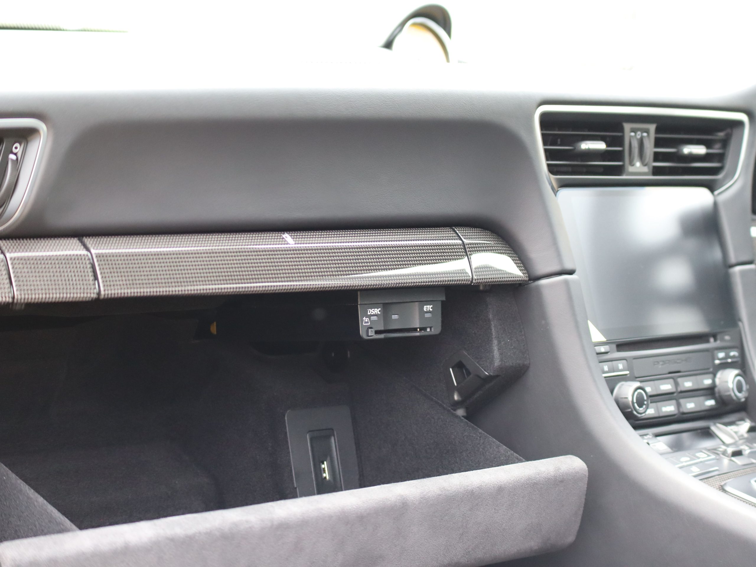 ポルシェ911カレラGTS（Type991.2）PDK<br>カーボンインテリアパッケージ<br>エクステンデットアルカンターラ×レザー<br>スポーツクロノパッケージ<br>スポーツエグゾーストシステム<br>前後パークセンサー