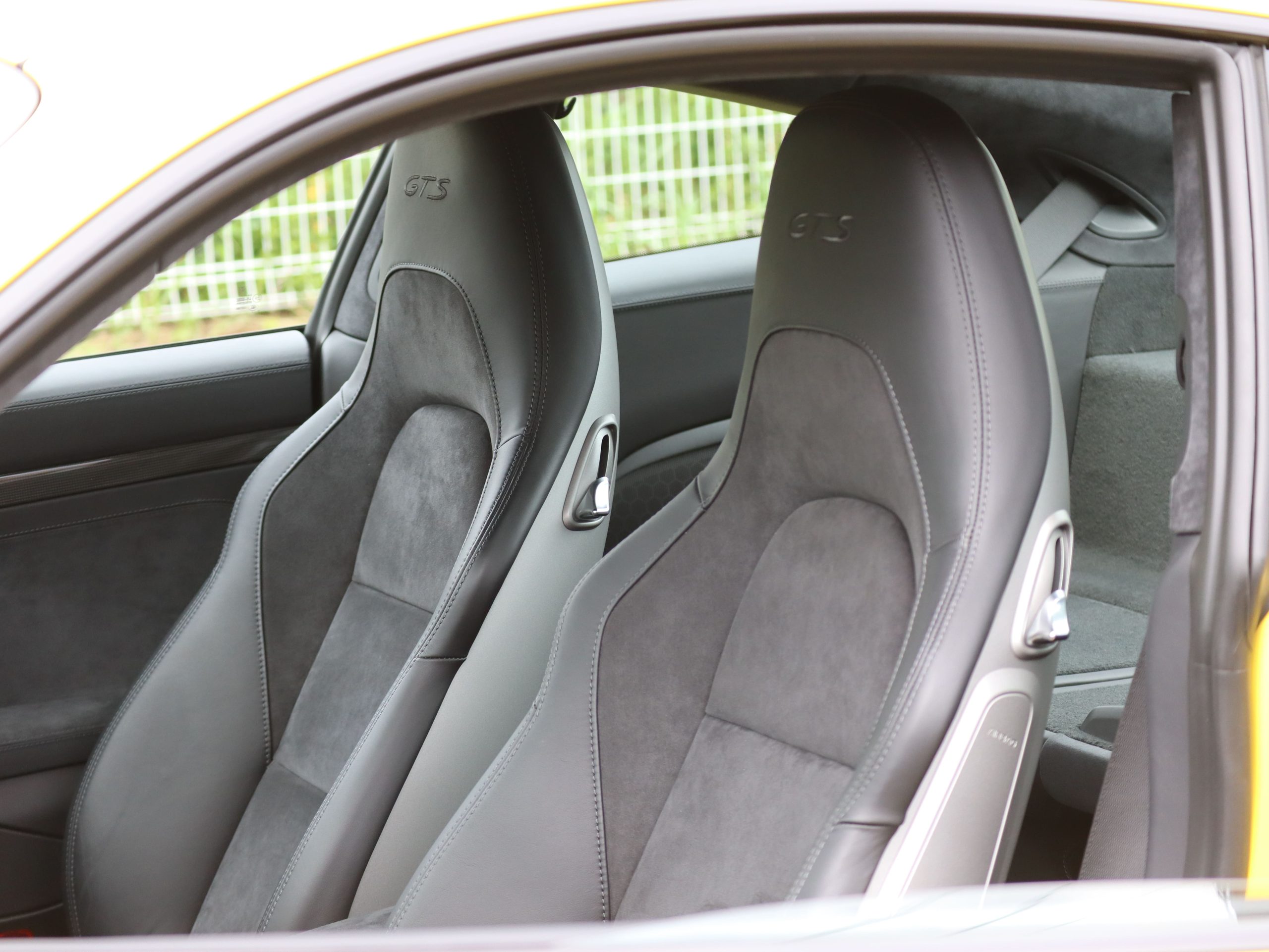 ポルシェ911カレラGTS（Type991.2）PDK<br>カーボンインテリアパッケージ<br>エクステンデットアルカンターラ×レザー<br>スポーツクロノパッケージ<br>スポーツエグゾーストシステム<br>前後パークセンサー