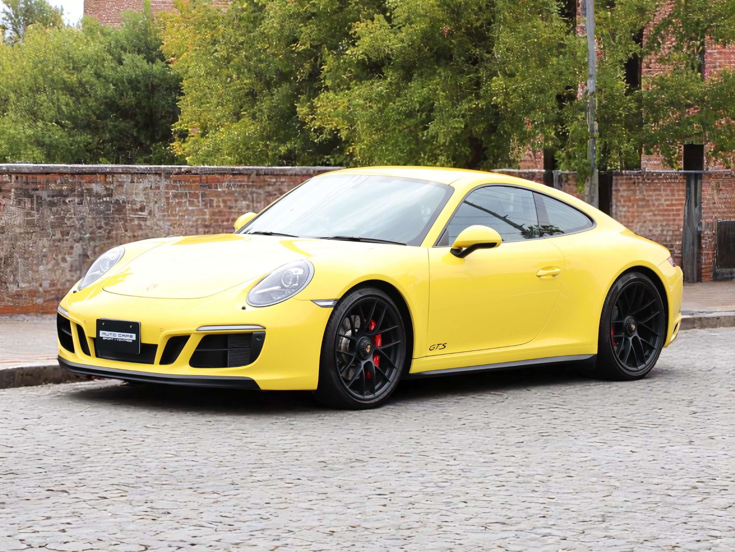 ポルシェ911カレラGTS（Type991.2）PDK<br>カーボンインテリアパッケージ<br>エクステンデットアルカンターラ×レザー<br>スポーツクロノパッケージ<br>スポーツエグゾーストシステム<br>前後パークセンサー