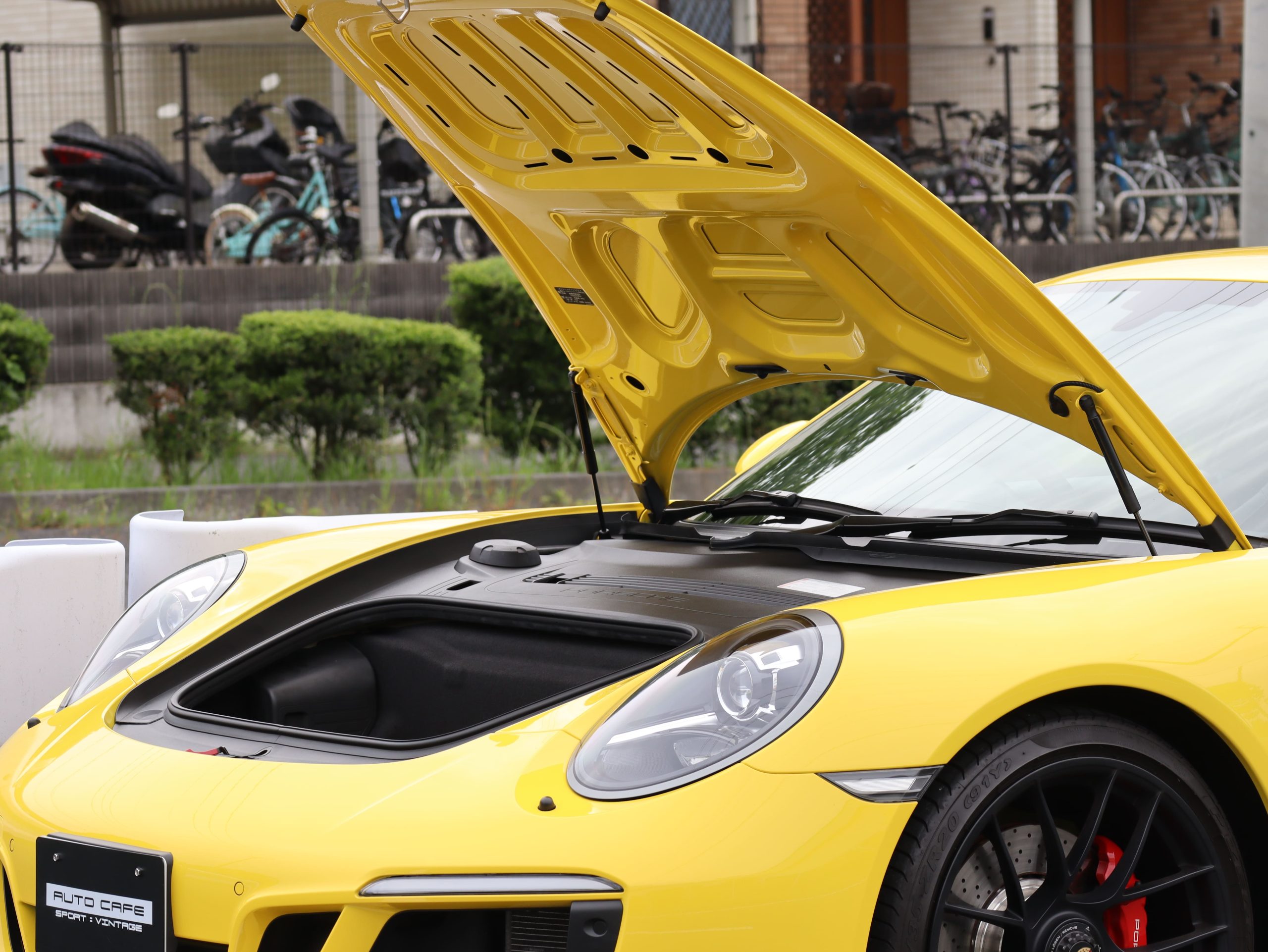 ポルシェ911カレラGTS（Type991.2）PDK<br>カーボンインテリアパッケージ<br>エクステンデットアルカンターラ×レザー<br>スポーツクロノパッケージ<br>スポーツエグゾーストシステム<br>前後パークセンサー