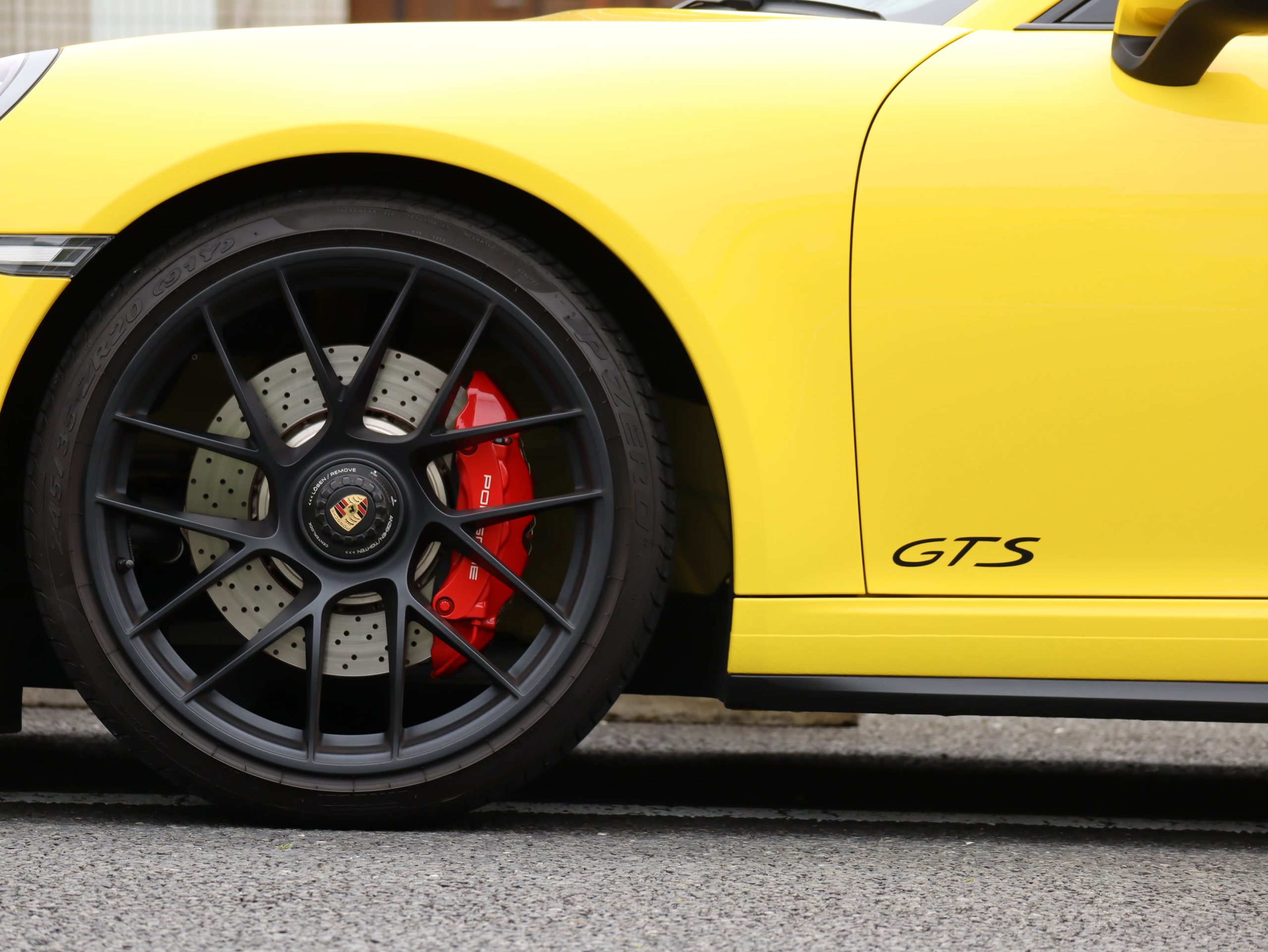 ポルシェ911カレラGTS（Type991.2）PDK<br>カーボンインテリアパッケージ<br>エクステンデットアルカンターラ×レザー<br>スポーツクロノパッケージ<br>スポーツエグゾーストシステム<br>前後パークセンサー