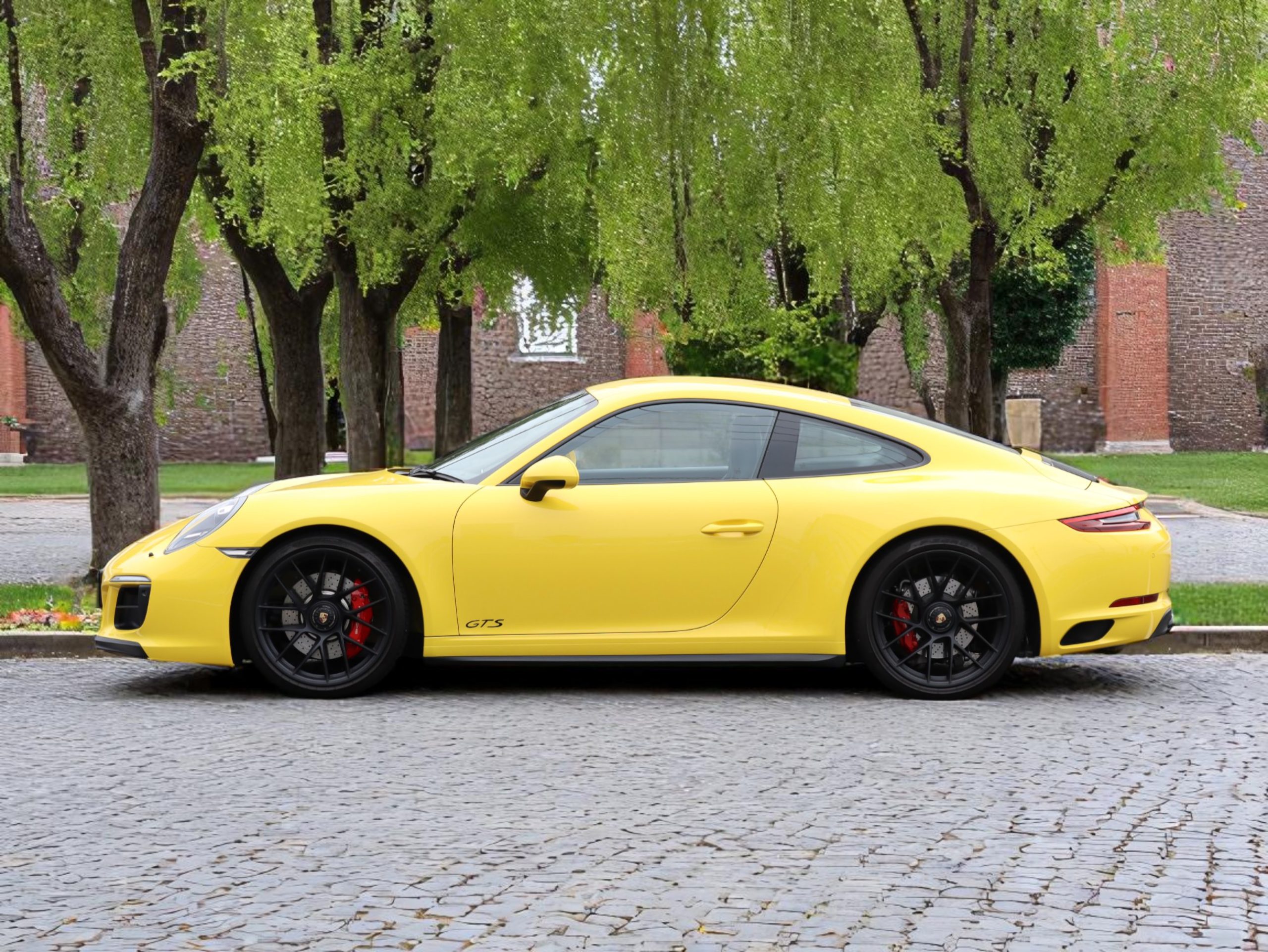 ポルシェ911カレラGTS（Type991.2）PDK<br>カーボンインテリアパッケージ<br>エクステンデットアルカンターラ×レザー<br>スポーツクロノパッケージ<br>スポーツエグゾーストシステム<br>前後パークセンサー