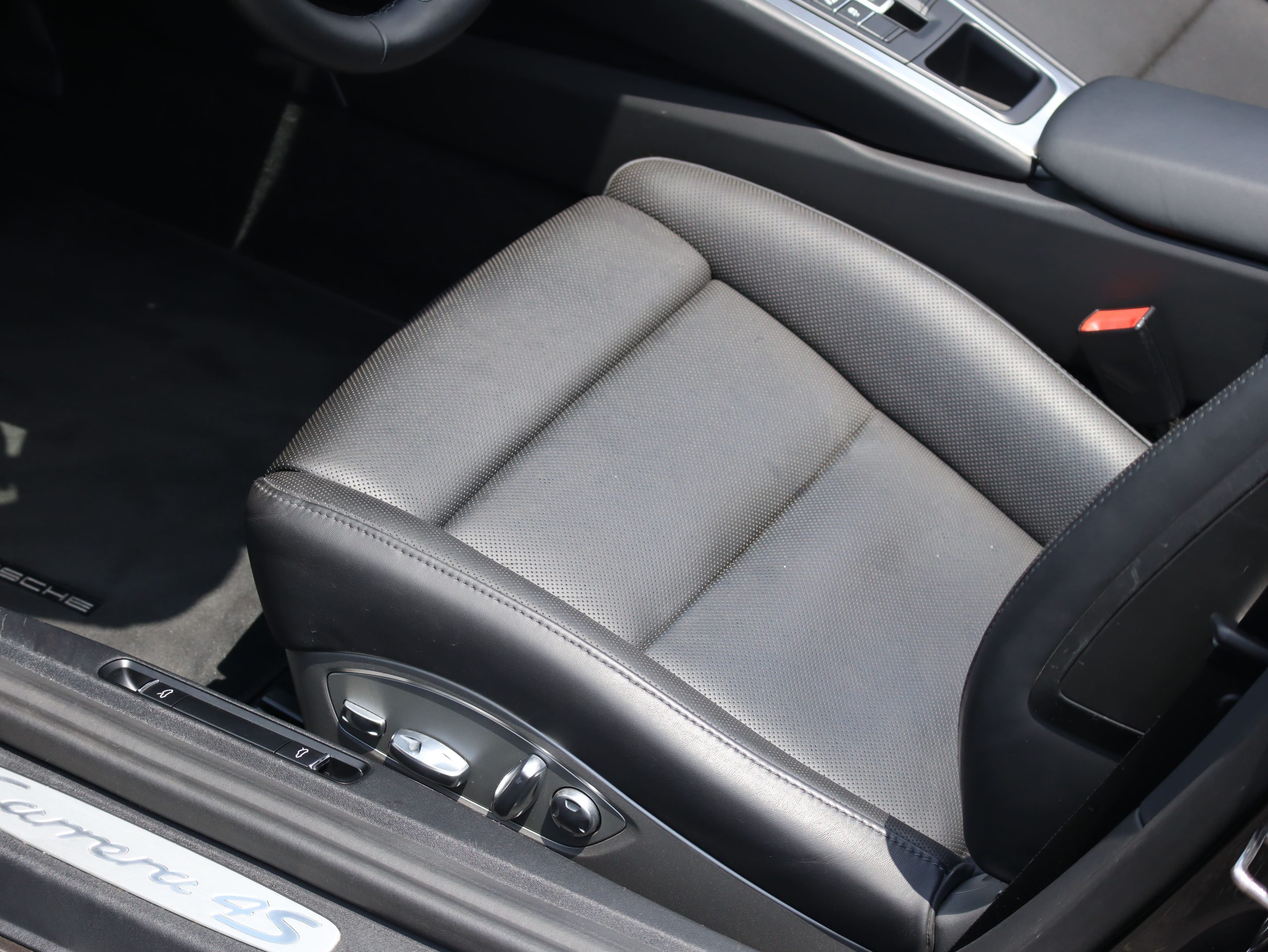 ポルシェ911カレラ4Sカブリオレ（Type991.1）PDK<br>ブラックレザーインテリア<br>スポーツクロノパッケージ<br>スポーツエグゾーストシステム<br>ダイナミックシャシーコントロール（PDCC）<br>エントリー＆ドライブシステム