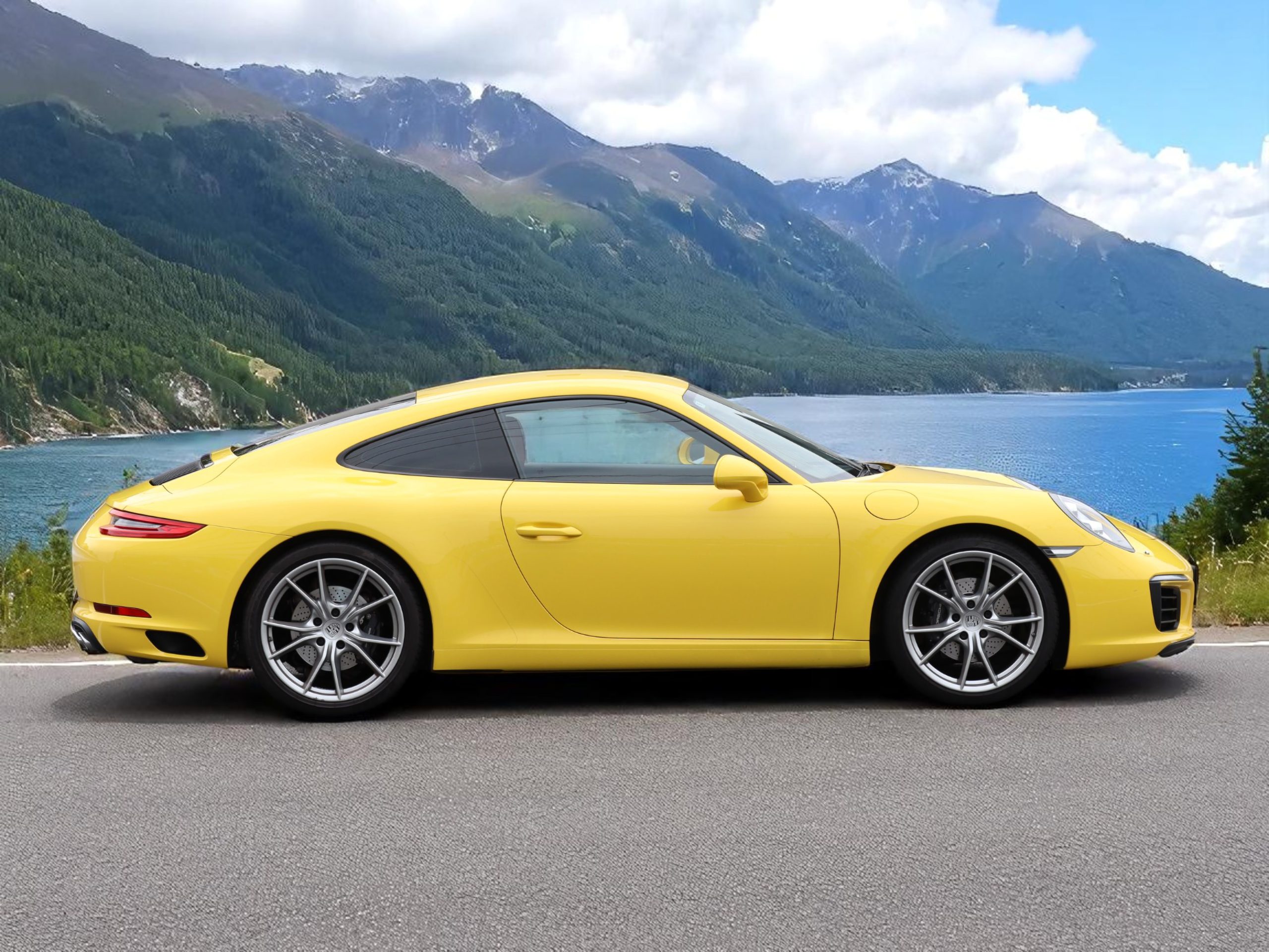 ポルシェ911カレラ（Type991.2）PDK<br>ツートンレザーインテリア<br>スポーツクロノパッケージ<br>PDLS+含むLEDヘッドライト<br>スポーツデザインドアミラー<br>スポーツテールパイプ