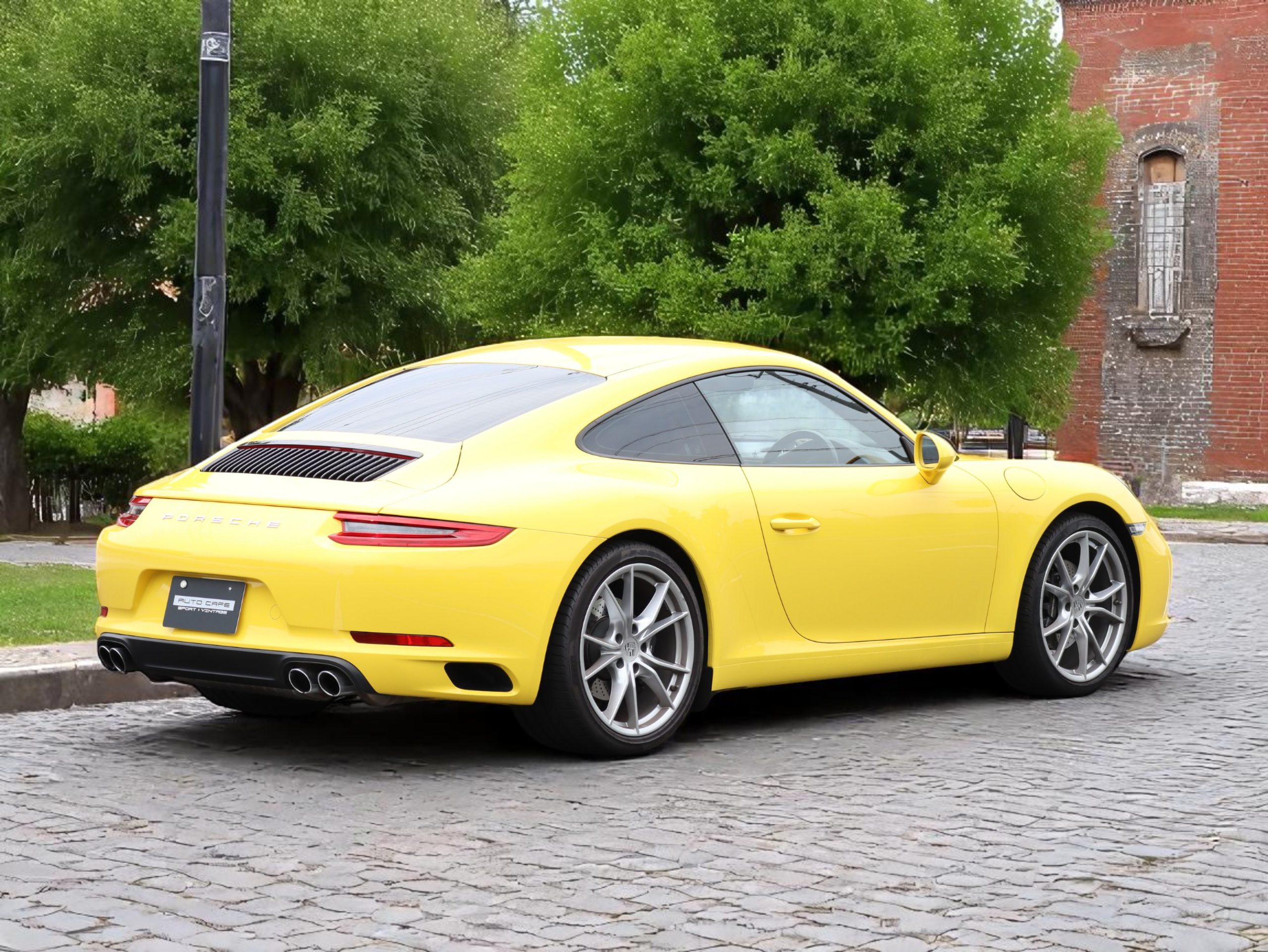 ポルシェ911カレラ（Type991.2）PDK<br>ツートンレザーインテリア<br>スポーツクロノパッケージ<br>PDLS+含むLEDヘッドライト<br>スポーツデザインドアミラー<br>スポーツテールパイプ