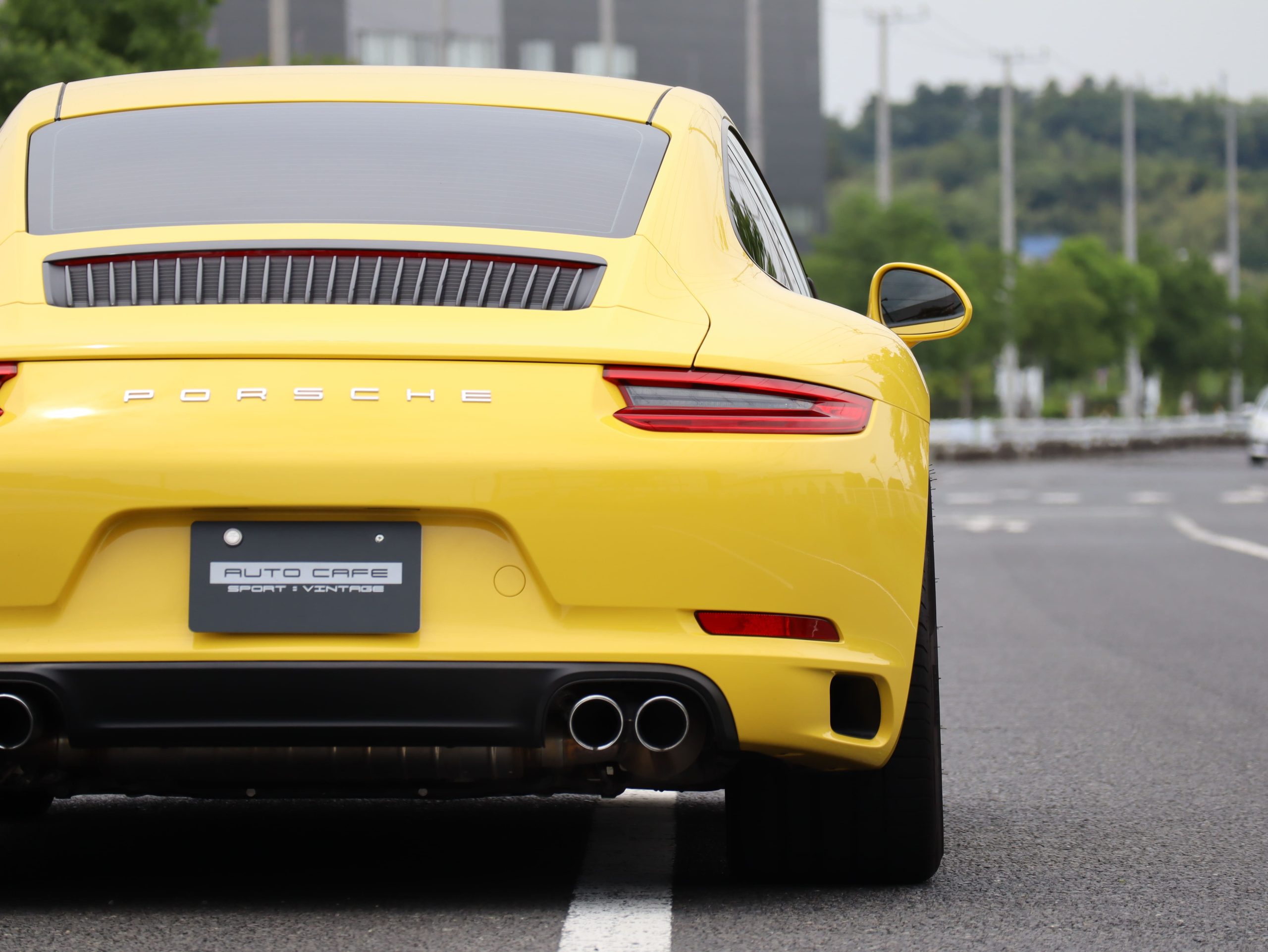 ポルシェ911カレラ（Type991.2）PDK<br>ツートンレザーインテリア<br>スポーツクロノパッケージ<br>PDLS+含むLEDヘッドライト<br>スポーツデザインドアミラー<br>スポーツテールパイプ