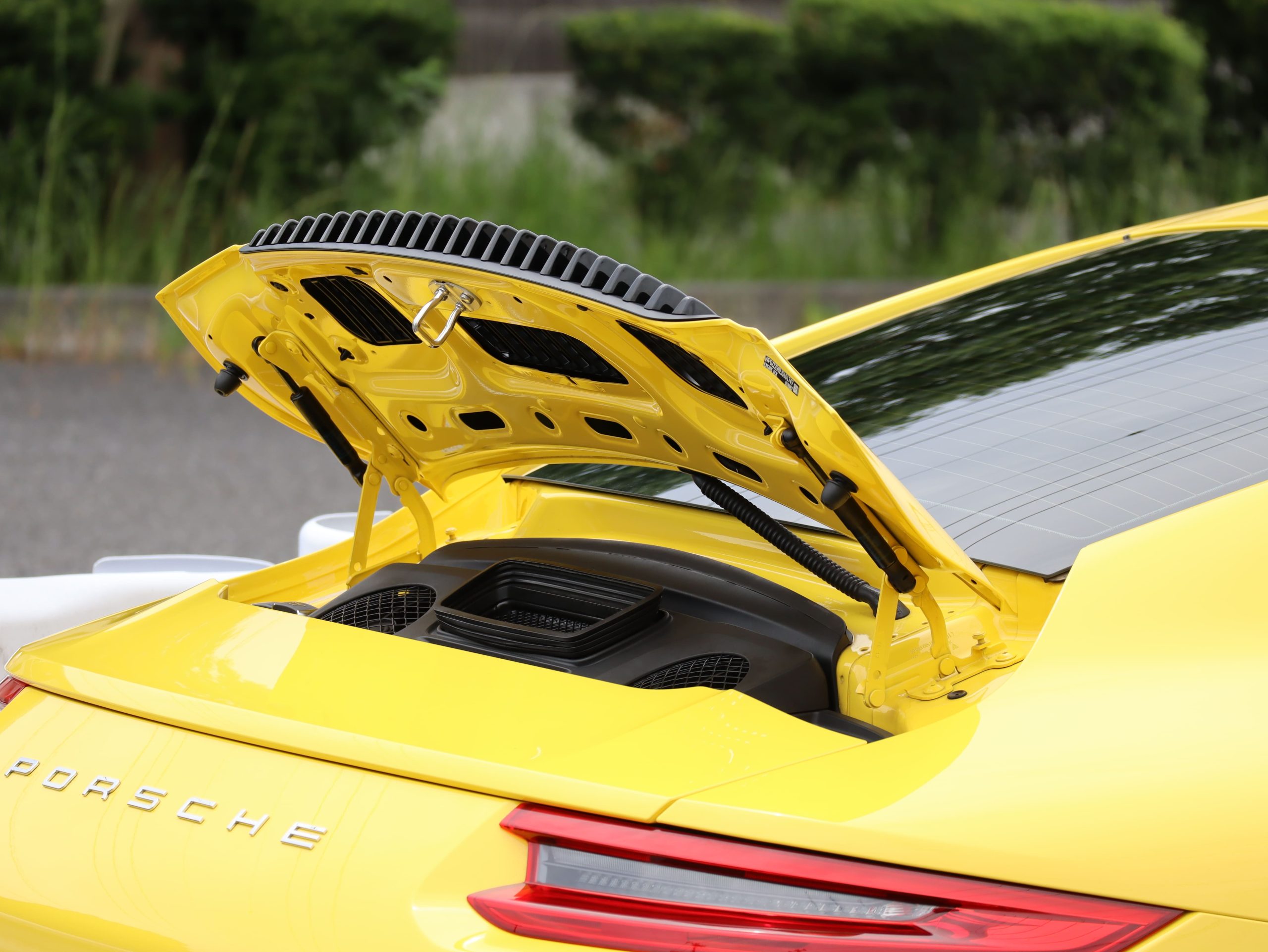 ポルシェ911カレラ（Type991.2）PDK<br>ツートンレザーインテリア<br>スポーツクロノパッケージ<br>PDLS+含むLEDヘッドライト<br>スポーツデザインドアミラー<br>スポーツテールパイプ