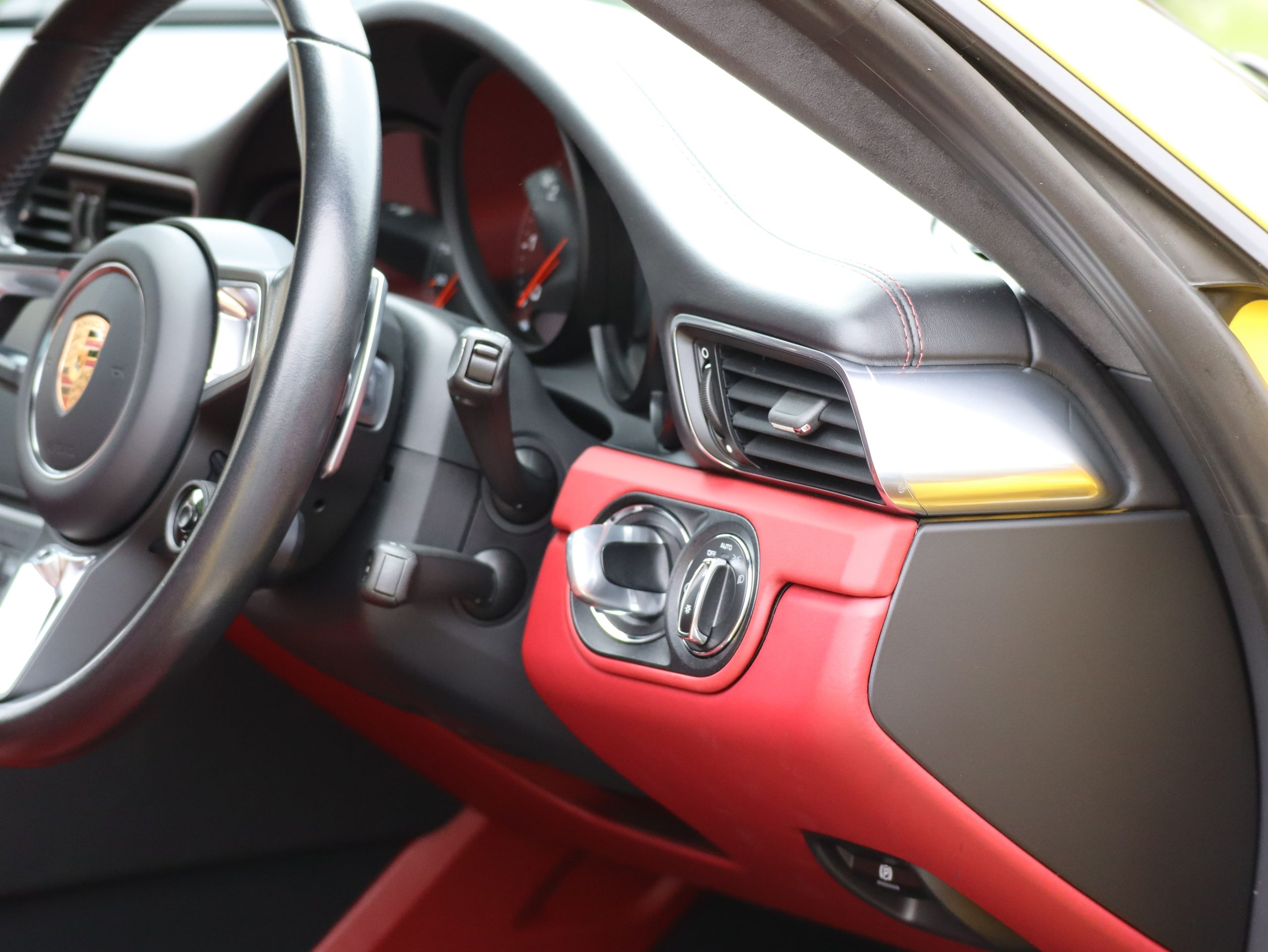 ポルシェ911カレラ（Type991.2）PDK<br>ツートンレザーインテリア<br>スポーツクロノパッケージ<br>PDLS+含むLEDヘッドライト<br>スポーツデザインドアミラー<br>スポーツテールパイプ