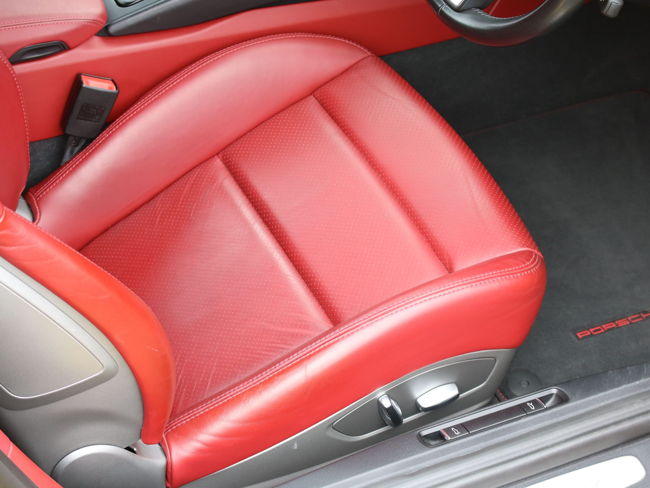 ポルシェ911カレラ（Type991.2）PDK<br>ツートンレザーインテリア<br>スポーツクロノパッケージ<br>PDLS+含むLEDヘッドライト<br>スポーツデザインドアミラー<br>スポーツテールパイプ