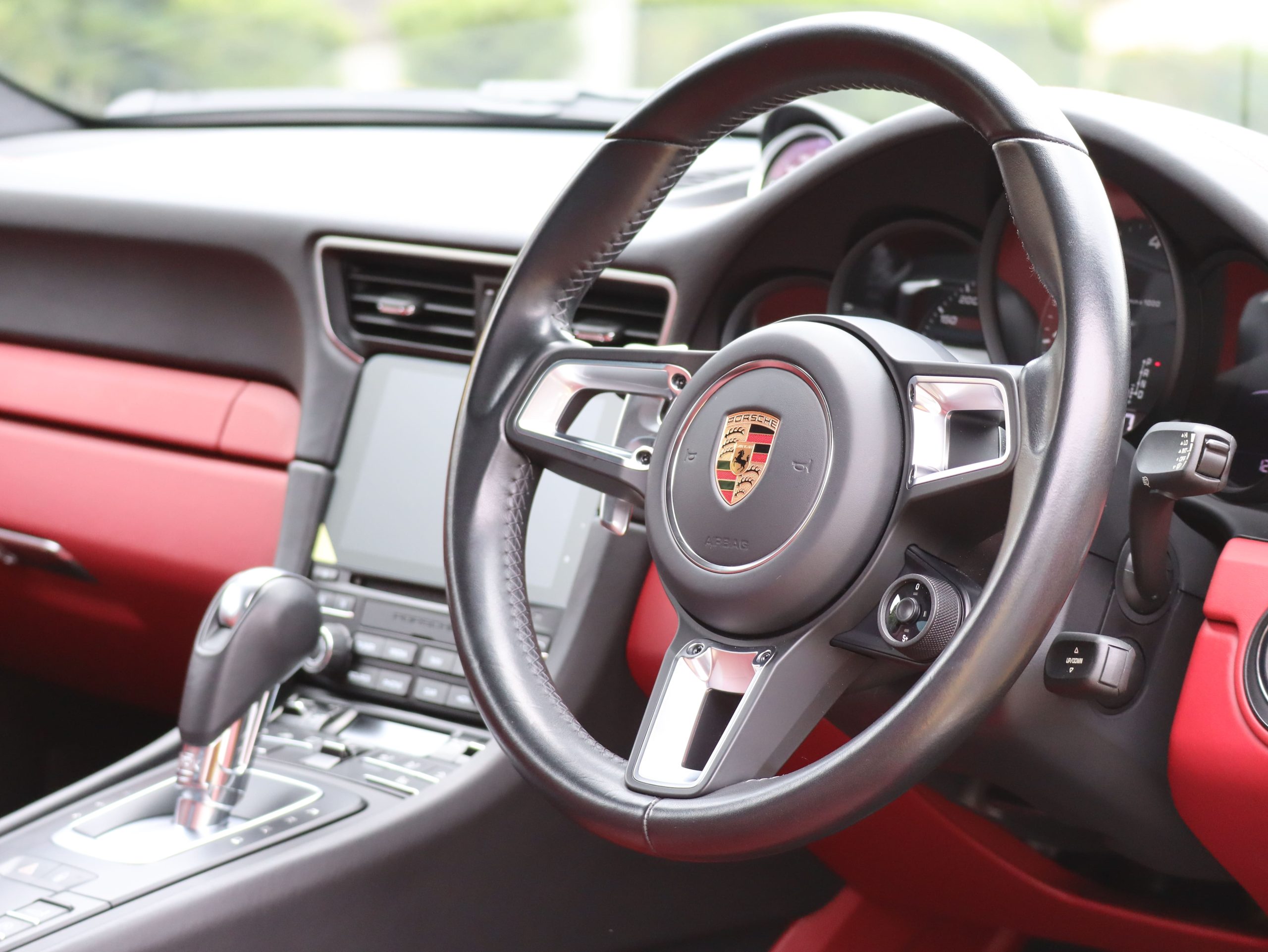 ポルシェ911カレラ（Type991.2）PDK<br>ツートンレザーインテリア<br>スポーツクロノパッケージ<br>PDLS+含むLEDヘッドライト<br>スポーツデザインドアミラー<br>スポーツテールパイプ