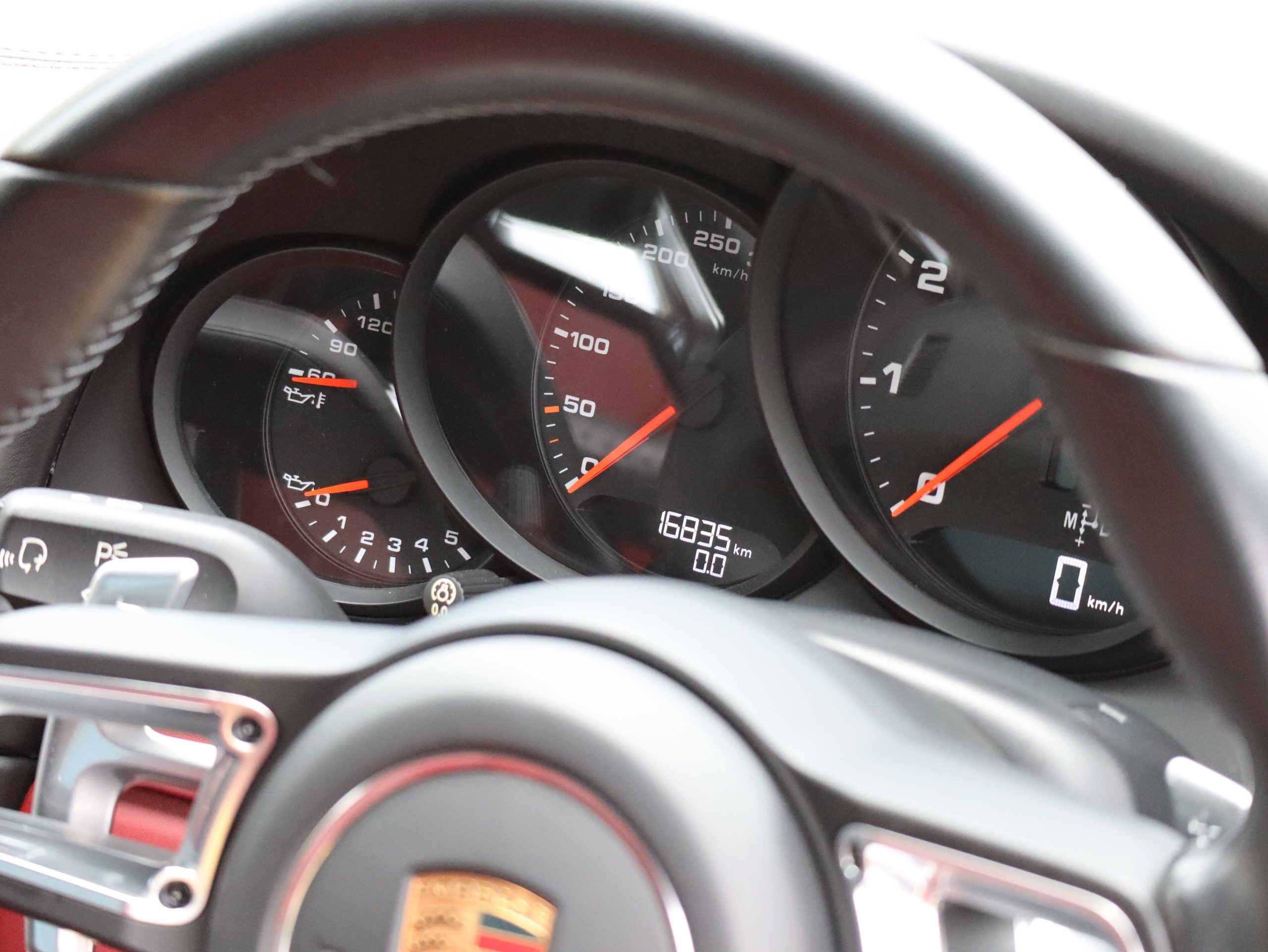 ポルシェ911カレラ（Type991.2）PDK<br>ツートンレザーインテリア<br>スポーツクロノパッケージ<br>PDLS+含むLEDヘッドライト<br>スポーツデザインドアミラー<br>スポーツテールパイプ