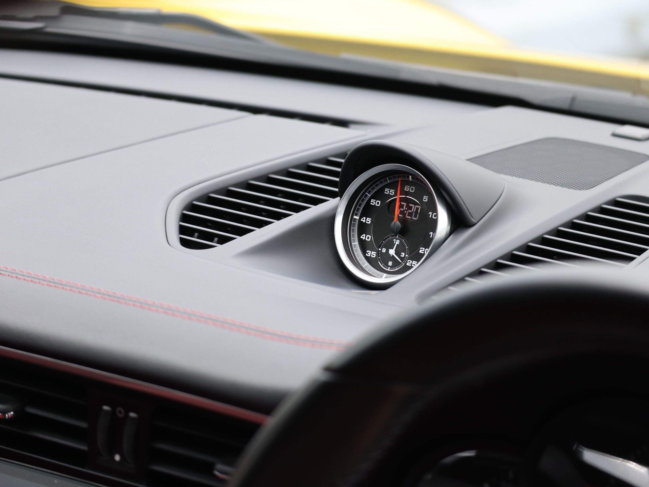 ポルシェ911カレラ（Type991.2）PDK<br>ツートンレザーインテリア<br>スポーツクロノパッケージ<br>PDLS+含むLEDヘッドライト<br>スポーツデザインドアミラー<br>スポーツテールパイプ