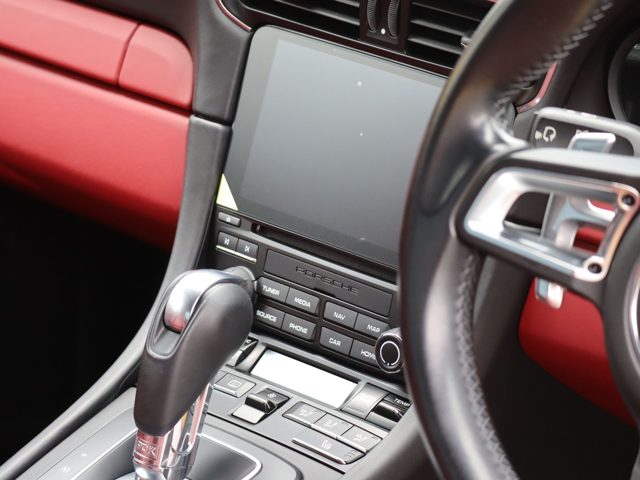 ポルシェ911カレラ（Type991.2）PDK<br>ツートンレザーインテリア<br>スポーツクロノパッケージ<br>PDLS+含むLEDヘッドライト<br>スポーツデザインドアミラー<br>スポーツテールパイプ