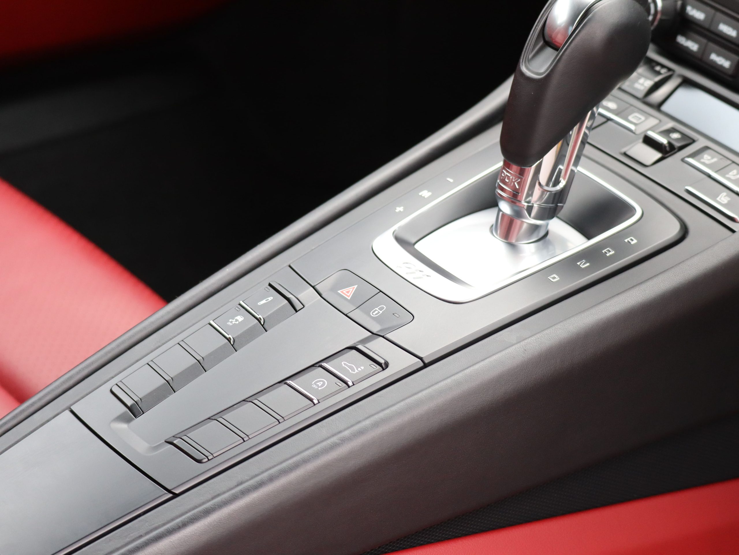 ポルシェ911カレラ（Type991.2）PDK<br>ツートンレザーインテリア<br>スポーツクロノパッケージ<br>PDLS+含むLEDヘッドライト<br>スポーツデザインドアミラー<br>スポーツテールパイプ