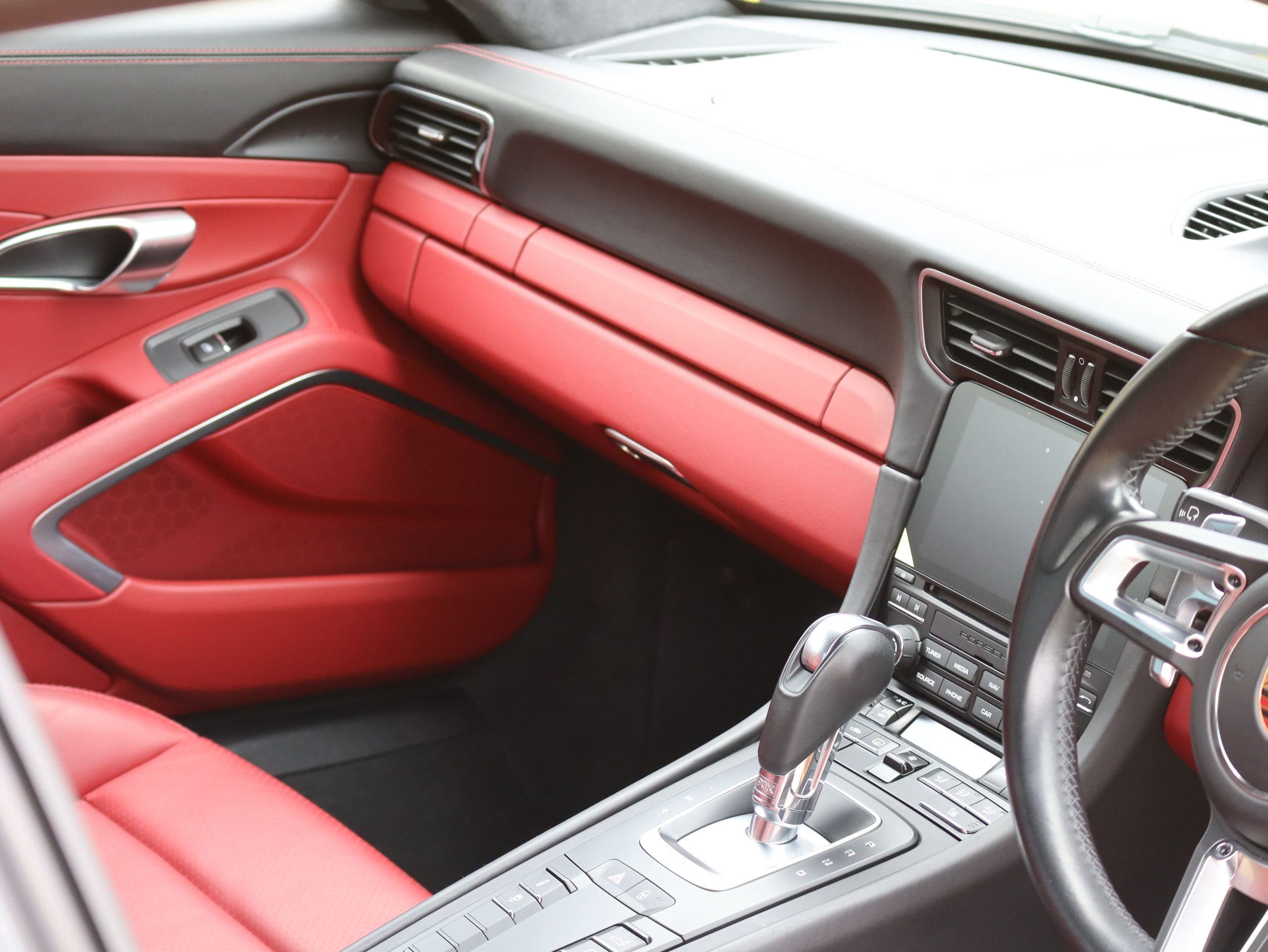 ポルシェ911カレラ（Type991.2）PDK<br>ツートンレザーインテリア<br>スポーツクロノパッケージ<br>PDLS+含むLEDヘッドライト<br>スポーツデザインドアミラー<br>スポーツテールパイプ