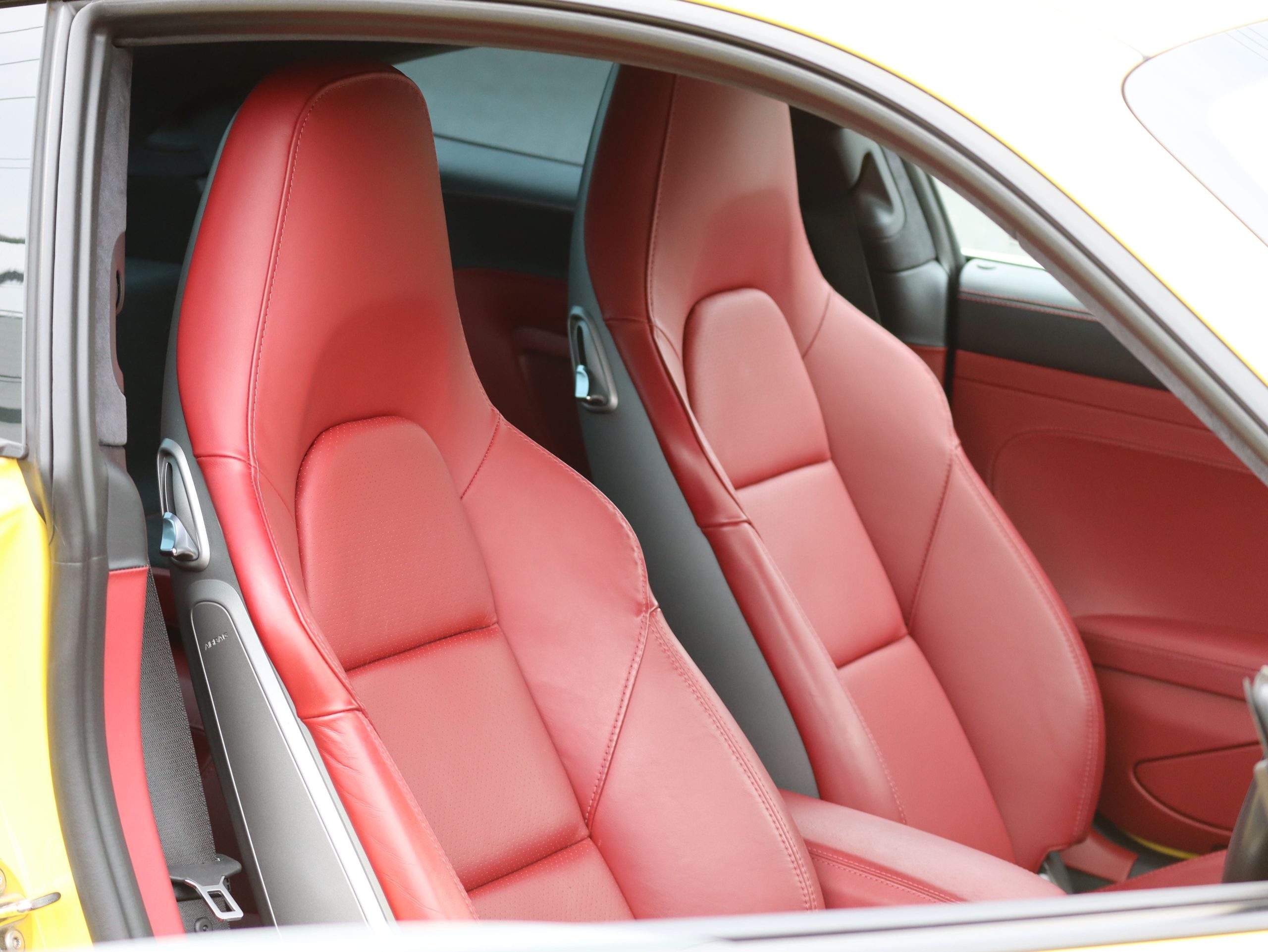 ポルシェ911カレラ（Type991.2）PDK<br>ツートンレザーインテリア<br>スポーツクロノパッケージ<br>PDLS+含むLEDヘッドライト<br>スポーツデザインドアミラー<br>スポーツテールパイプ