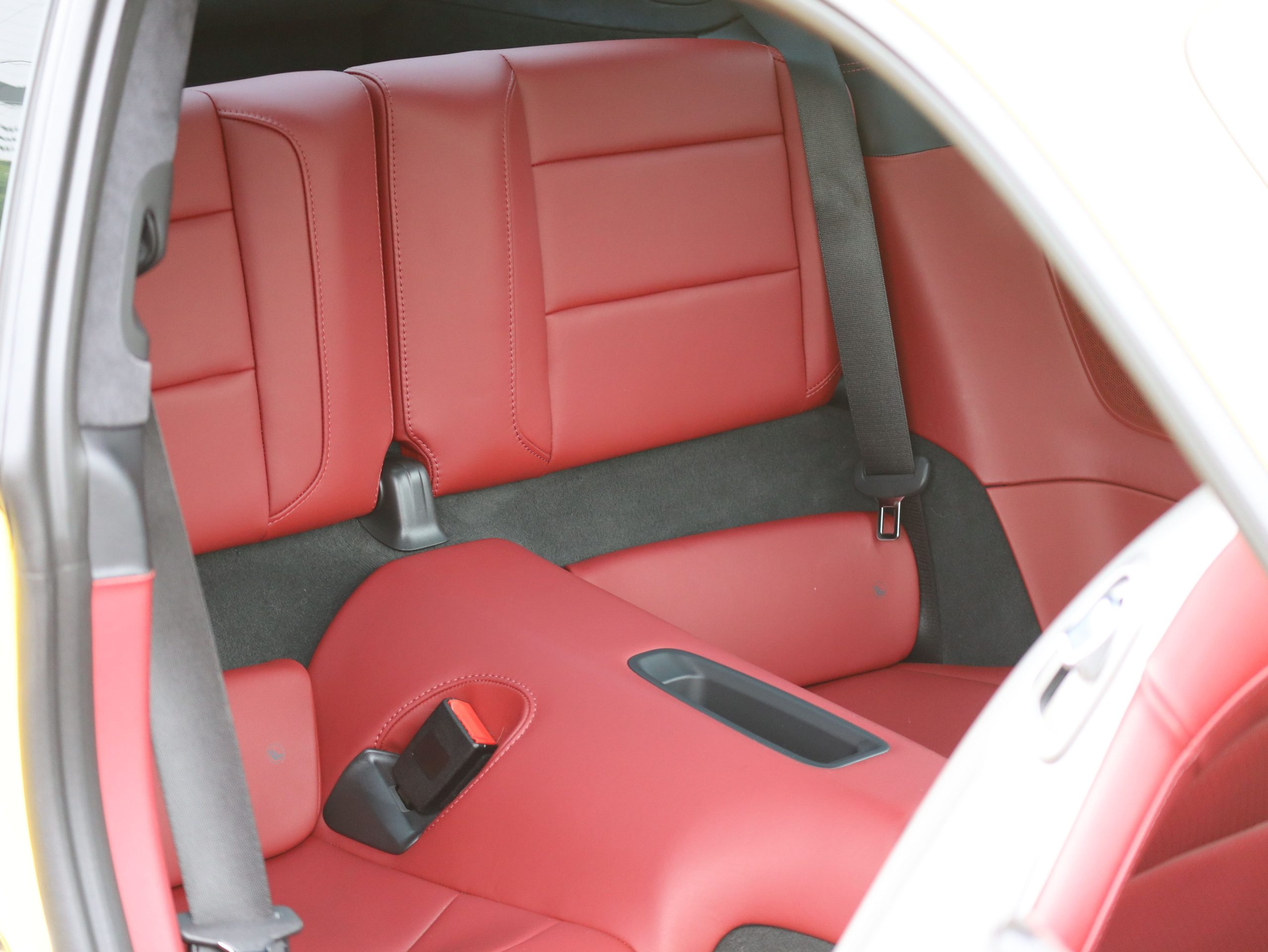 ポルシェ911カレラ（Type991.2）PDK<br>ツートンレザーインテリア<br>スポーツクロノパッケージ<br>PDLS+含むLEDヘッドライト<br>スポーツデザインドアミラー<br>スポーツテールパイプ