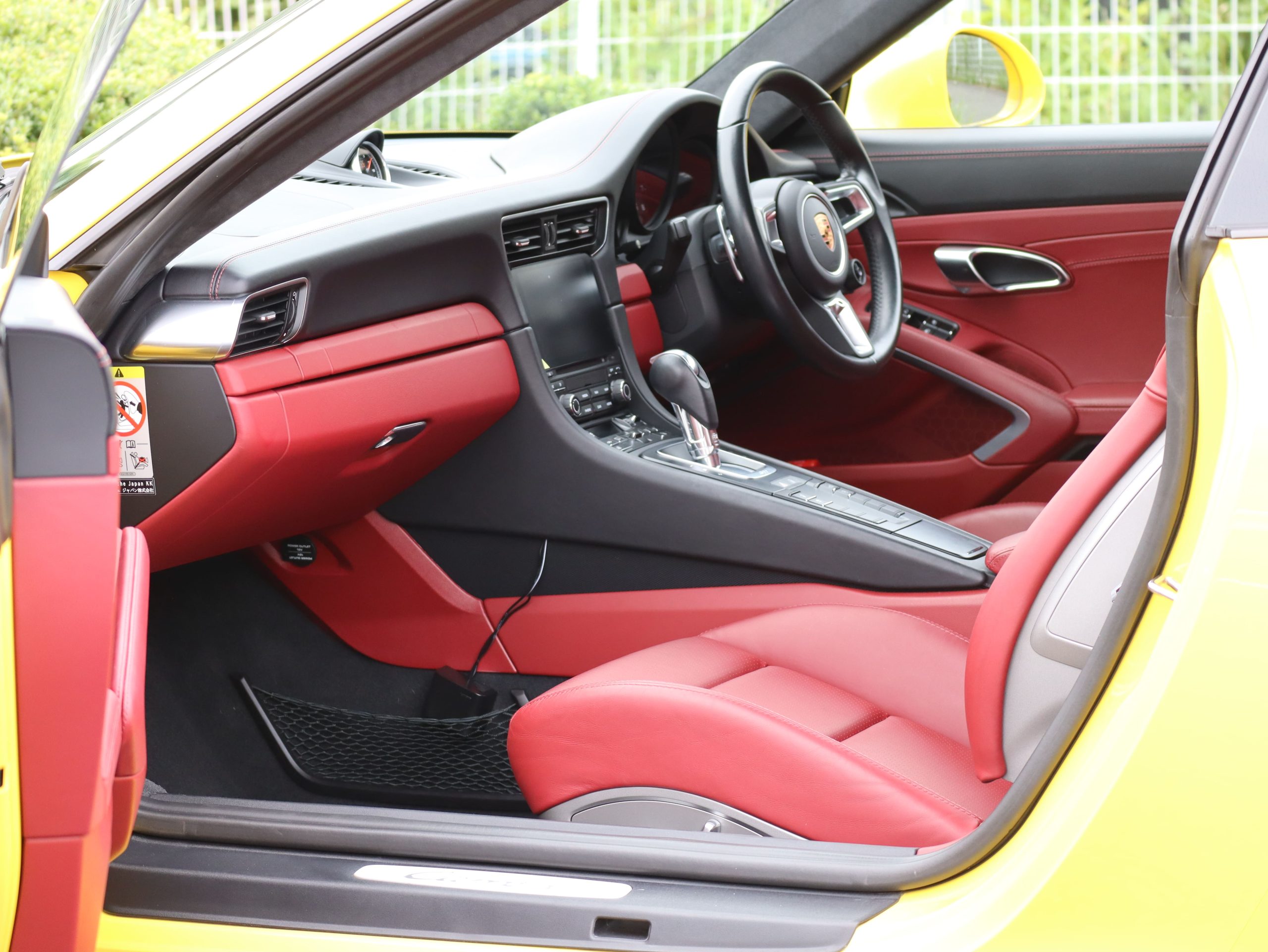 ポルシェ911カレラ（Type991.2）PDK<br>ツートンレザーインテリア<br>スポーツクロノパッケージ<br>PDLS+含むLEDヘッドライト<br>スポーツデザインドアミラー<br>スポーツテールパイプ