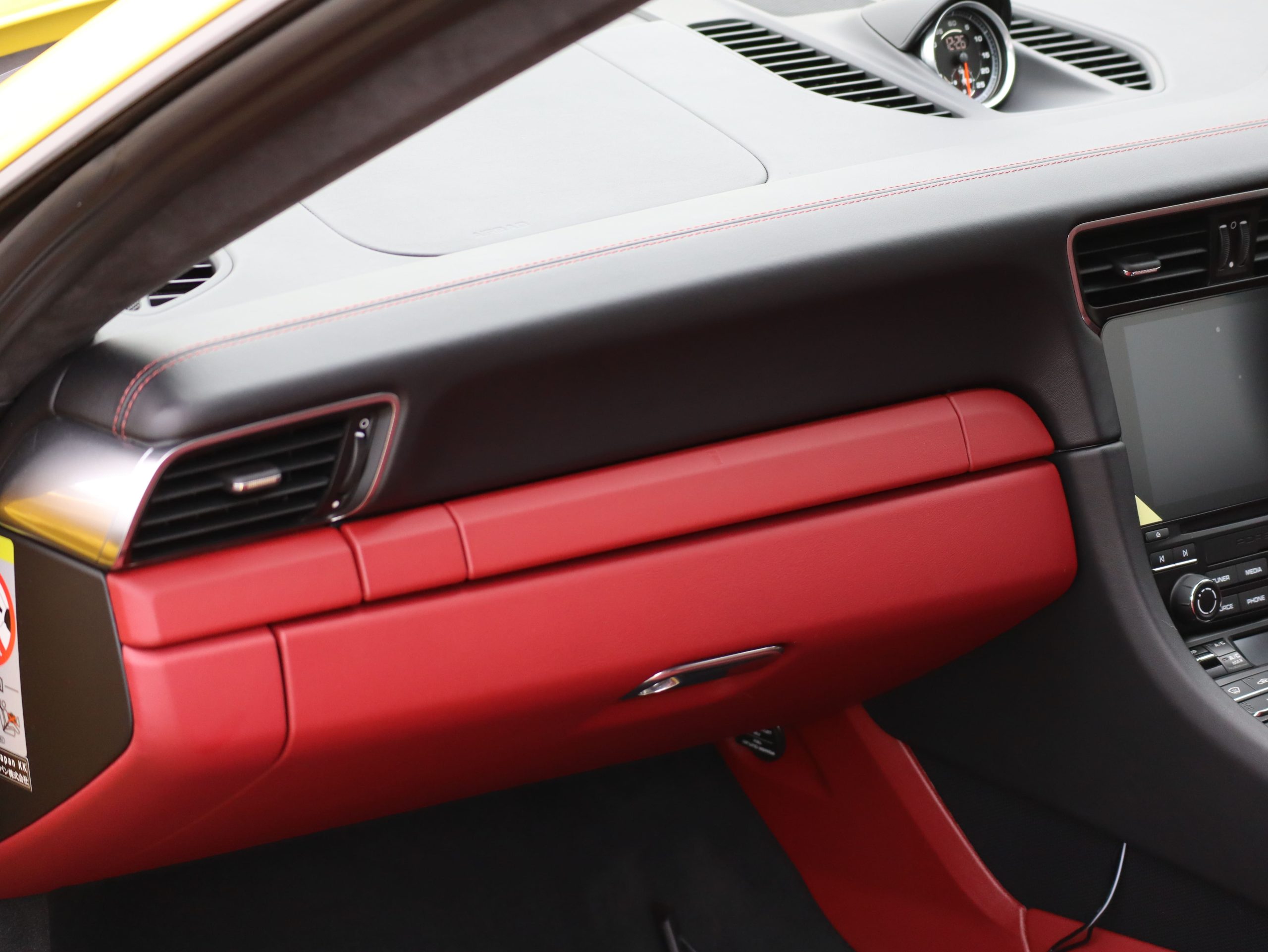 ポルシェ911カレラ（Type991.2）PDK<br>ツートンレザーインテリア<br>スポーツクロノパッケージ<br>PDLS+含むLEDヘッドライト<br>スポーツデザインドアミラー<br>スポーツテールパイプ