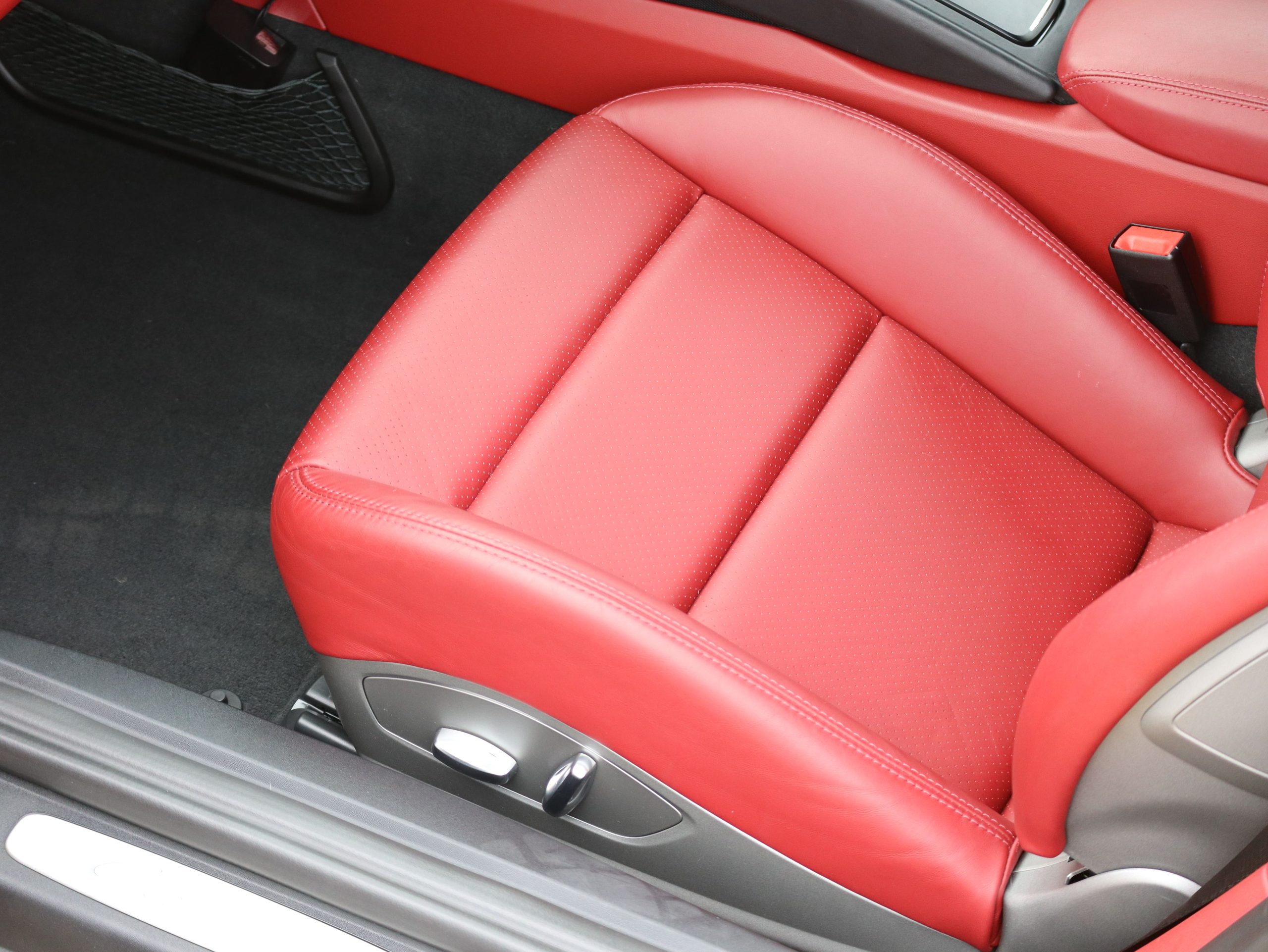 ポルシェ911カレラ（Type991.2）PDK<br>ツートンレザーインテリア<br>スポーツクロノパッケージ<br>PDLS+含むLEDヘッドライト<br>スポーツデザインドアミラー<br>スポーツテールパイプ