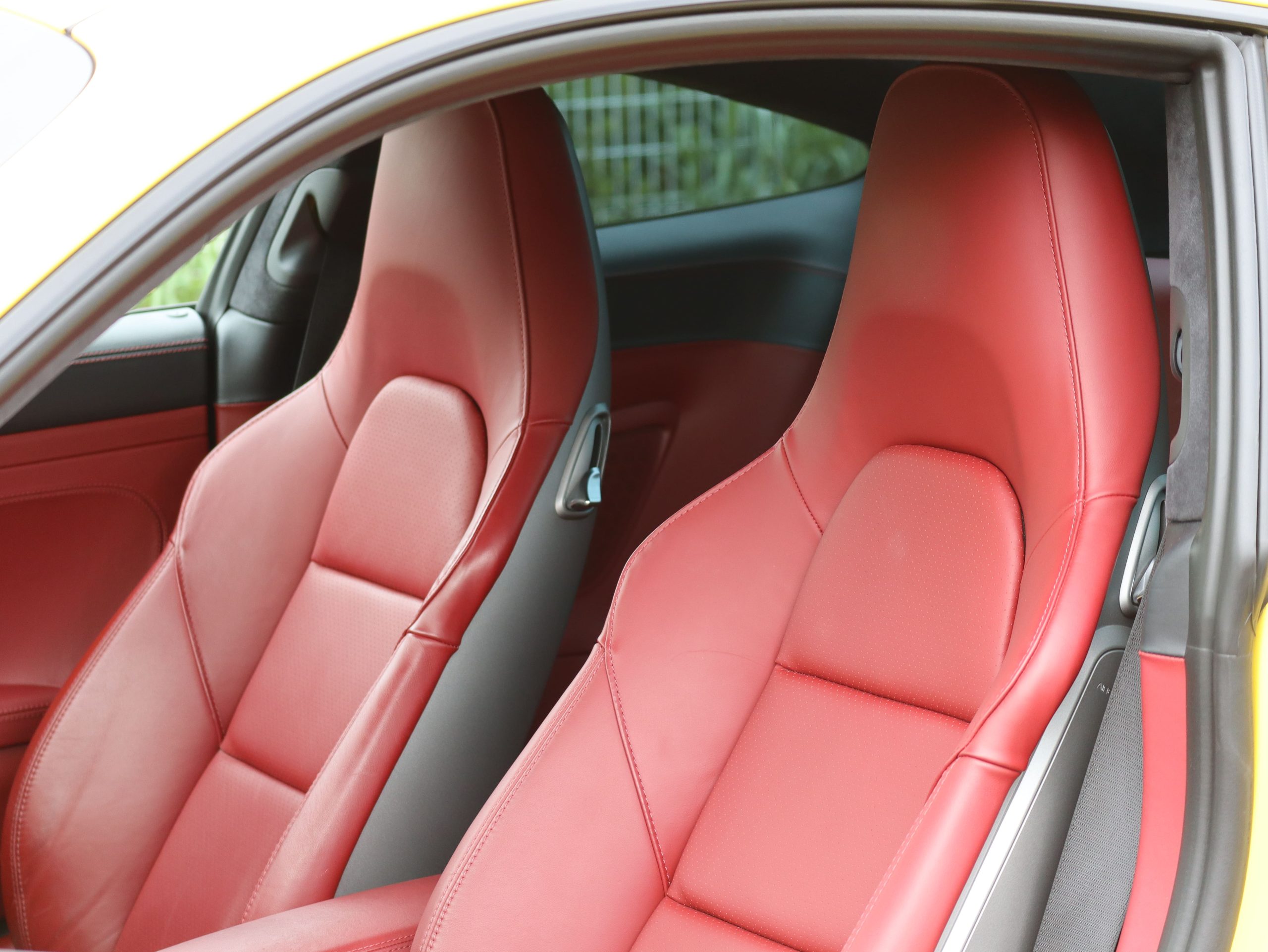 ポルシェ911カレラ（Type991.2）PDK<br>ツートンレザーインテリア<br>スポーツクロノパッケージ<br>PDLS+含むLEDヘッドライト<br>スポーツデザインドアミラー<br>スポーツテールパイプ