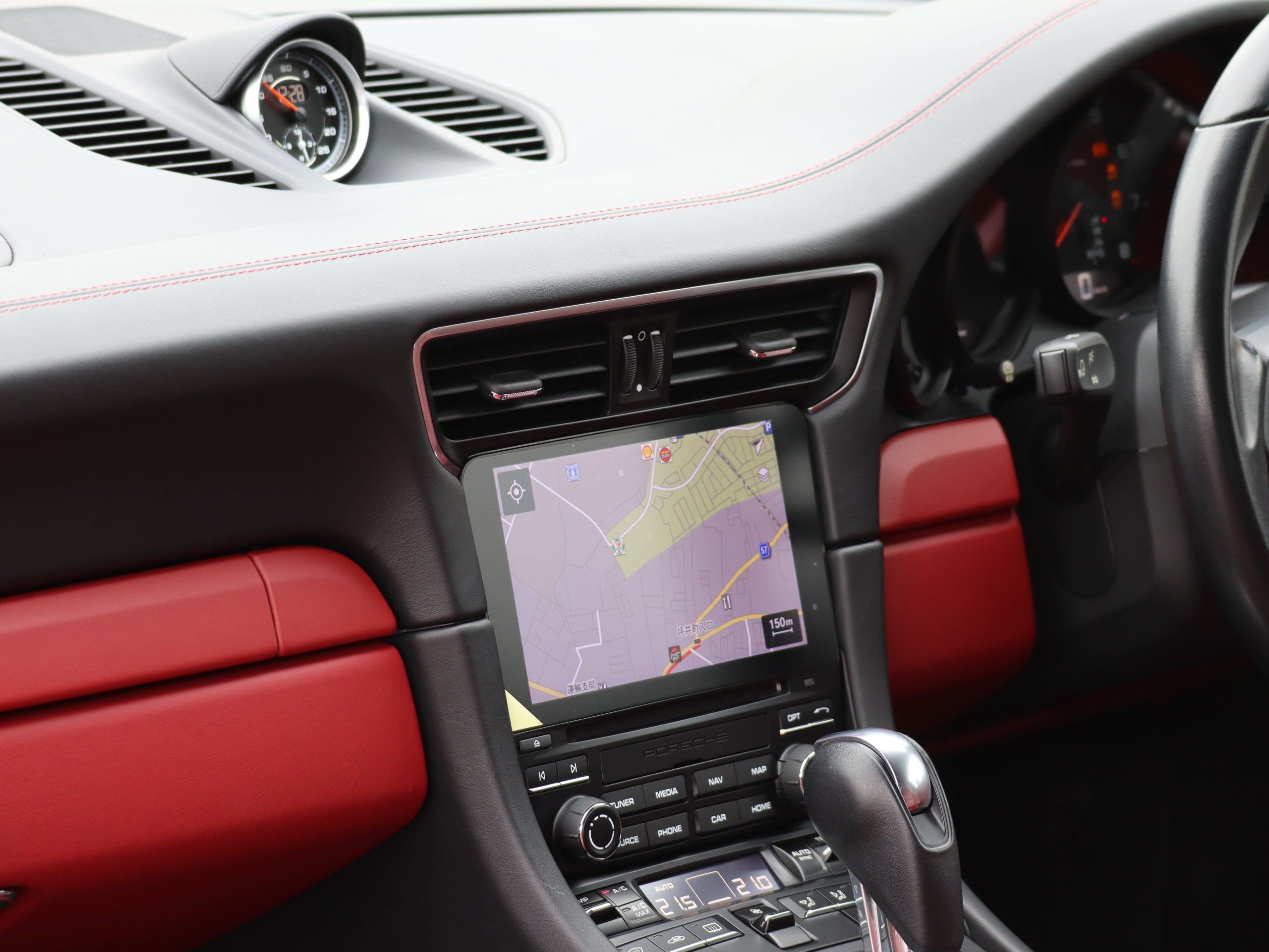 ポルシェ911カレラ（Type991.2）PDK<br>ツートンレザーインテリア<br>スポーツクロノパッケージ<br>PDLS+含むLEDヘッドライト<br>スポーツデザインドアミラー<br>スポーツテールパイプ