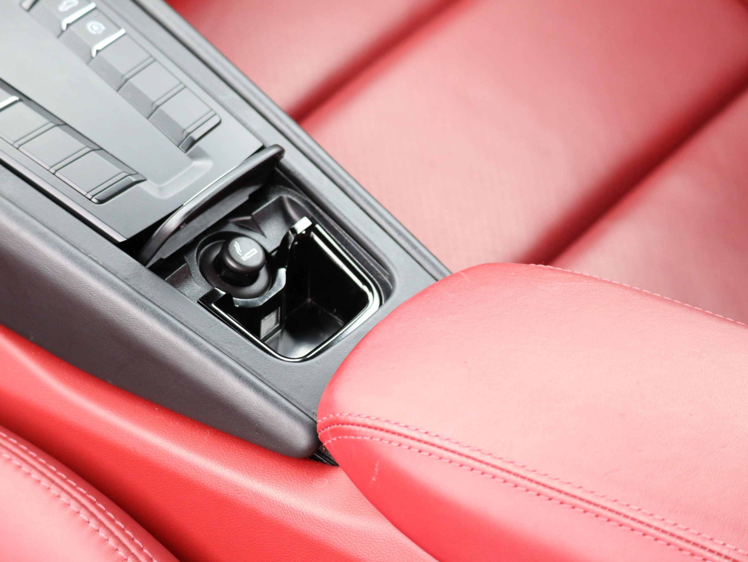 ポルシェ911カレラ（Type991.2）PDK<br>ツートンレザーインテリア<br>スポーツクロノパッケージ<br>PDLS+含むLEDヘッドライト<br>スポーツデザインドアミラー<br>スポーツテールパイプ