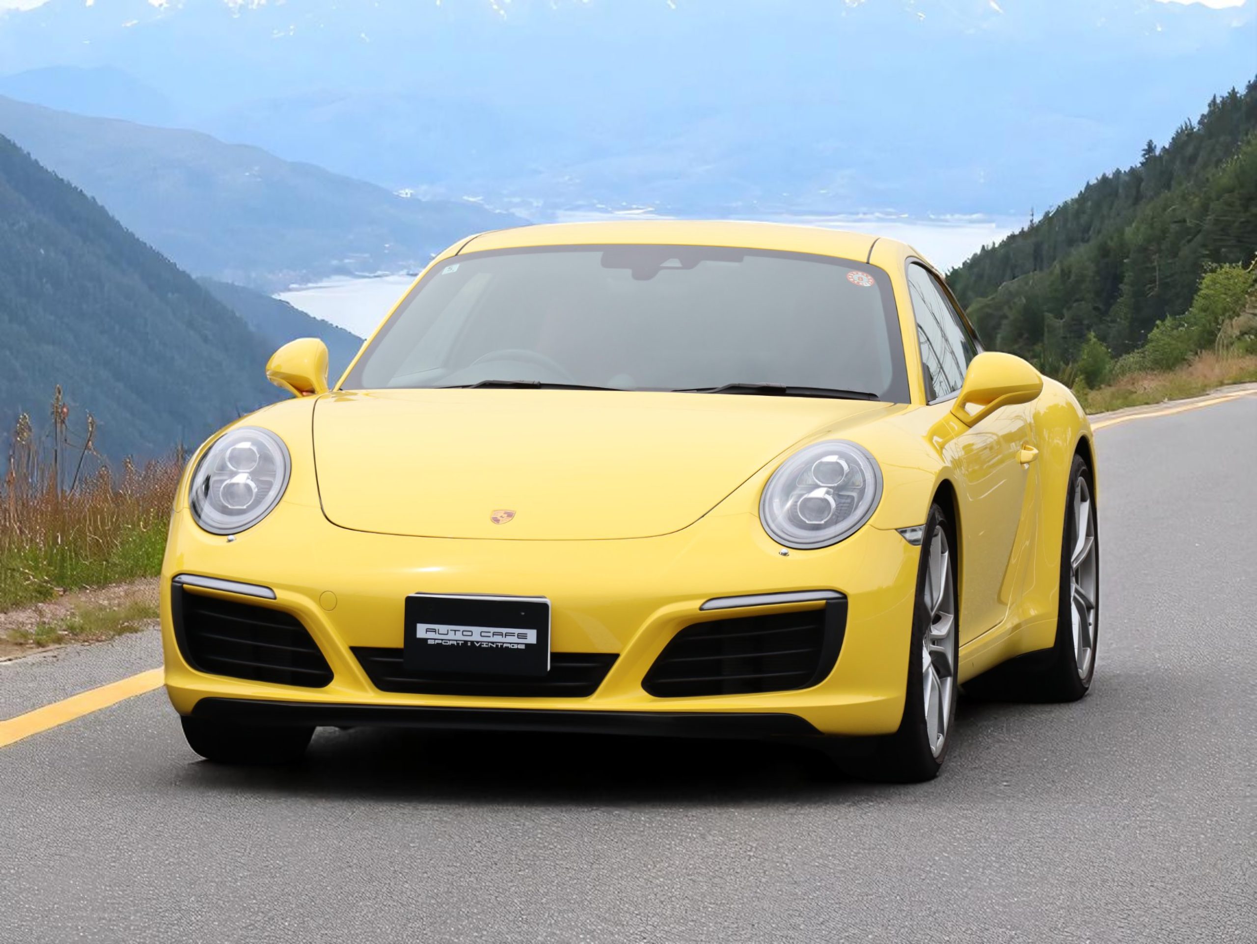 ポルシェ911カレラ（Type991.2）PDK<br>ツートンレザーインテリア<br>スポーツクロノパッケージ<br>PDLS+含むLEDヘッドライト<br>スポーツデザインドアミラー<br>スポーツテールパイプ
