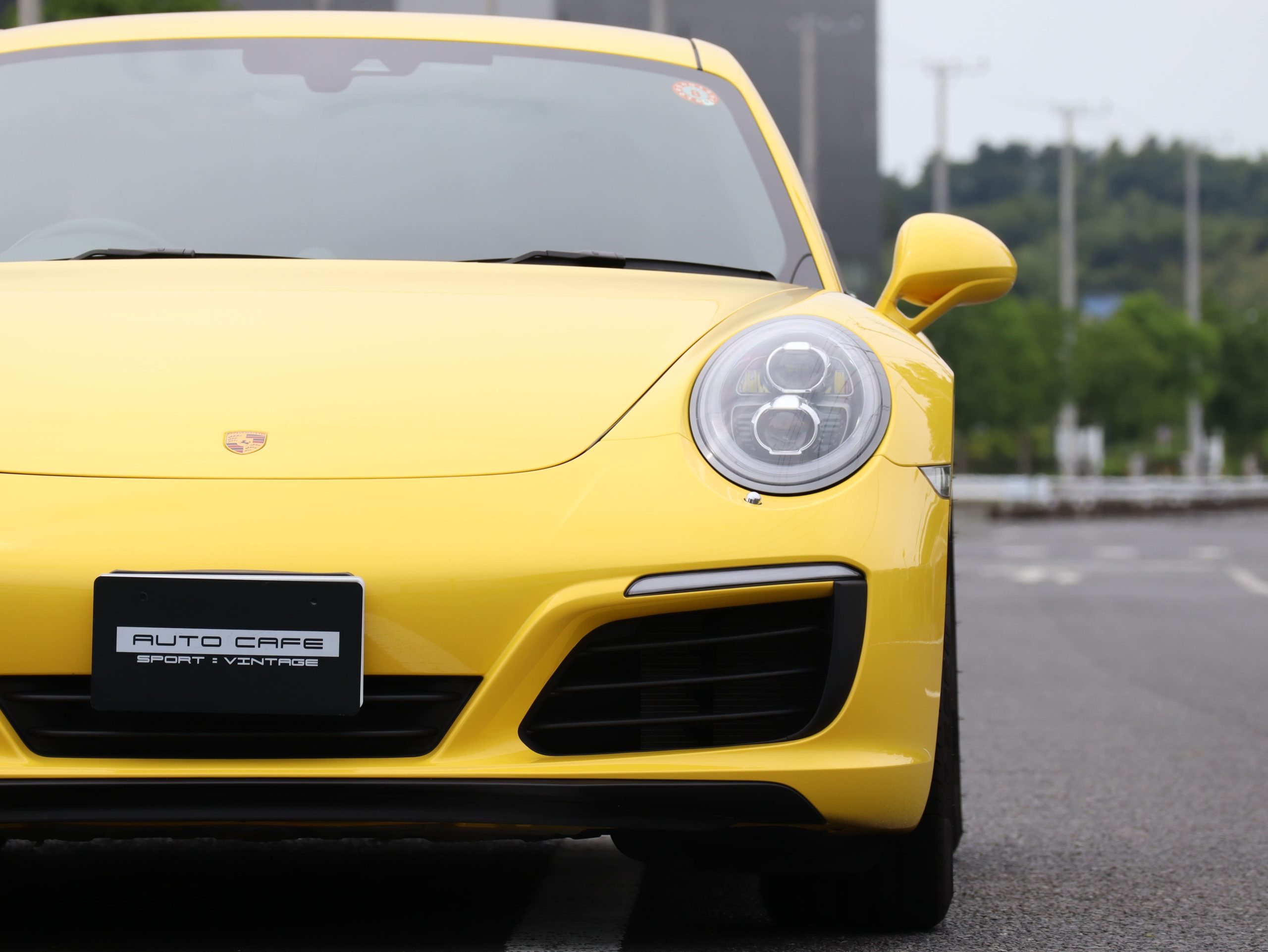 ポルシェ911カレラ（Type991.2）PDK<br>ツートンレザーインテリア<br>スポーツクロノパッケージ<br>PDLS+含むLEDヘッドライト<br>スポーツデザインドアミラー<br>スポーツテールパイプ
