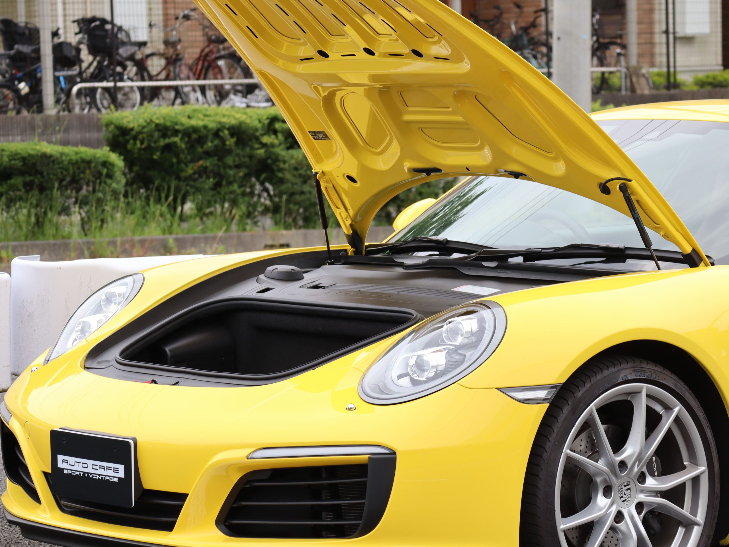 ポルシェ911カレラ（Type991.2）PDK<br>ツートンレザーインテリア<br>スポーツクロノパッケージ<br>PDLS+含むLEDヘッドライト<br>スポーツデザインドアミラー<br>スポーツテールパイプ