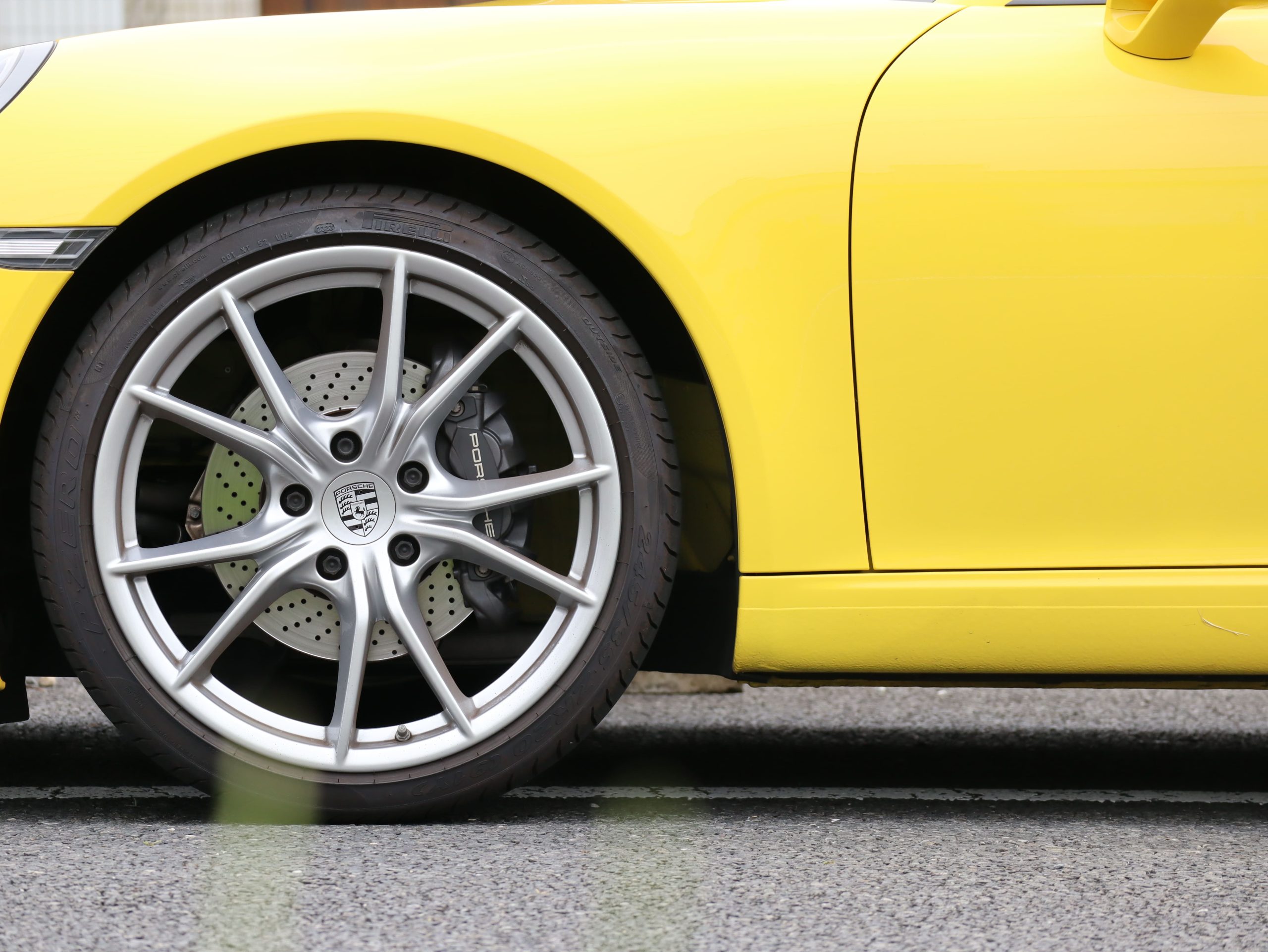 ポルシェ911カレラ（Type991.2）PDK<br>ツートンレザーインテリア<br>スポーツクロノパッケージ<br>PDLS+含むLEDヘッドライト<br>スポーツデザインドアミラー<br>スポーツテールパイプ
