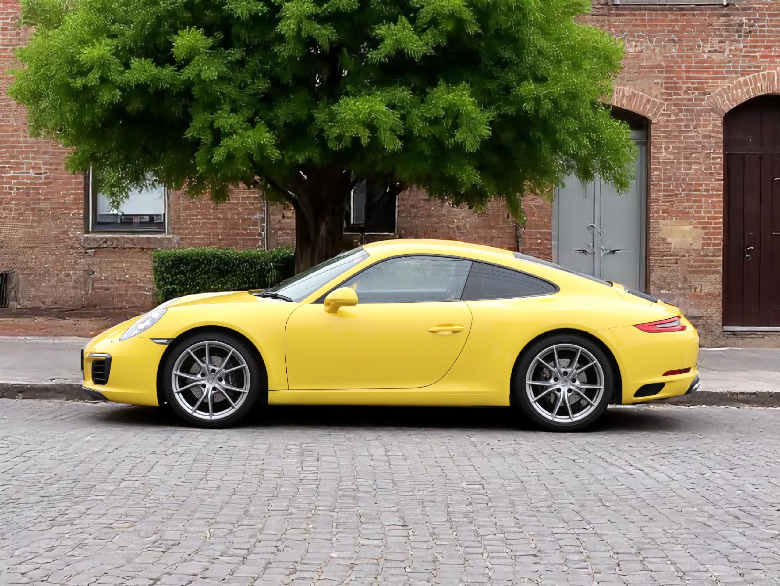 ポルシェ911カレラ（Type991.2）PDK<br>ツートンレザーインテリア<br>スポーツクロノパッケージ<br>PDLS+含むLEDヘッドライト<br>スポーツデザインドアミラー<br>スポーツテールパイプ
