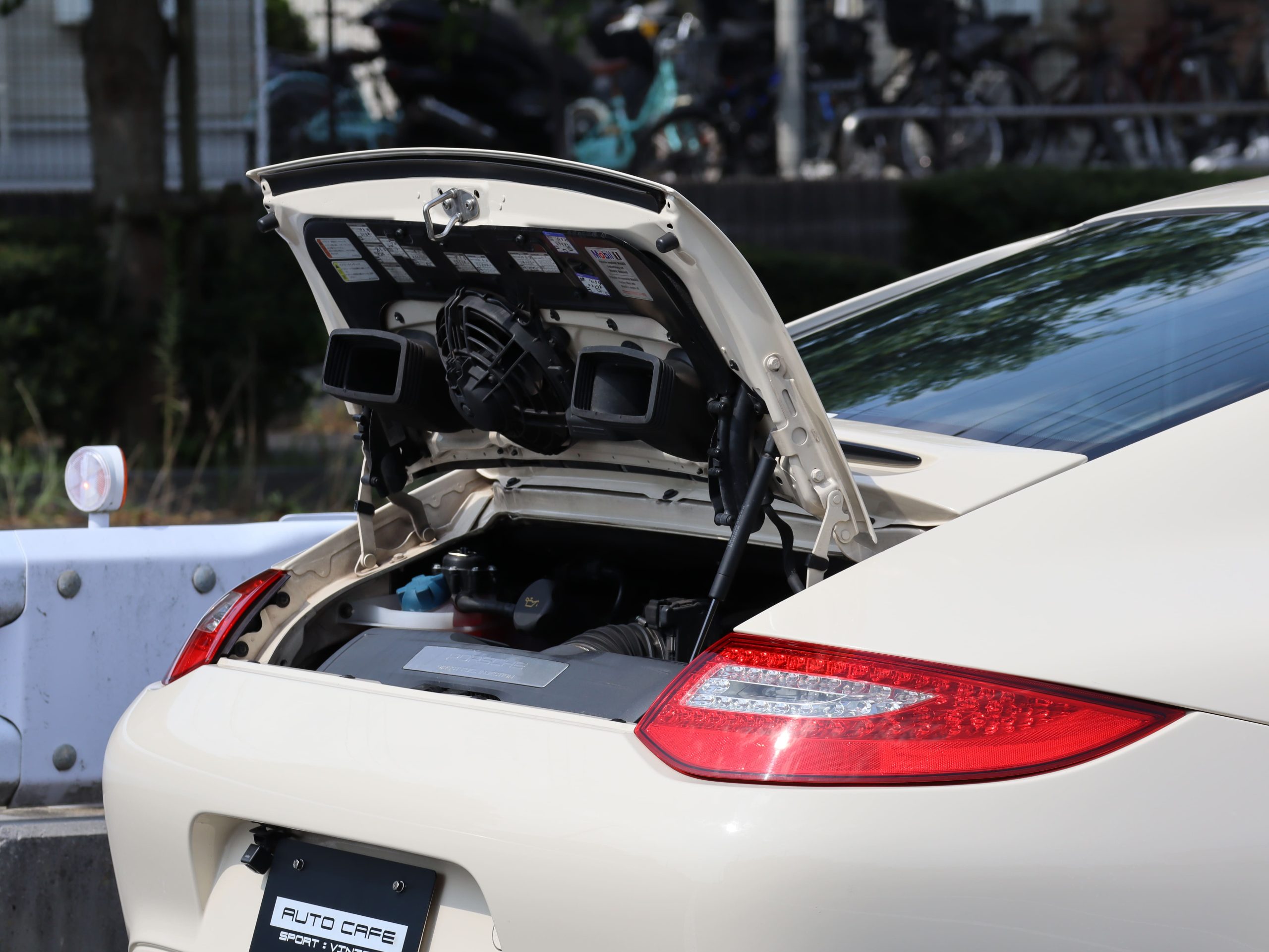 ポルシェ911カレラ(Type997.2）PDK<br>クリームホワイトカラー<br>スポーツクロノパッケージ<br>シートベンチレーション<br>シートヒーター<br>バイキセノンヘッドライト