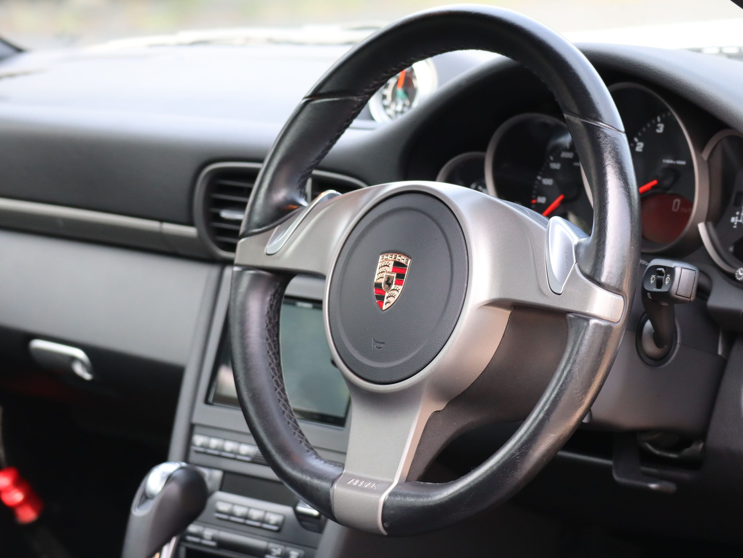 ポルシェ911カレラ(Type997.2）PDK<br>クリームホワイトカラー<br>スポーツクロノパッケージ<br>シートベンチレーション<br>シートヒーター<br>バイキセノンヘッドライト