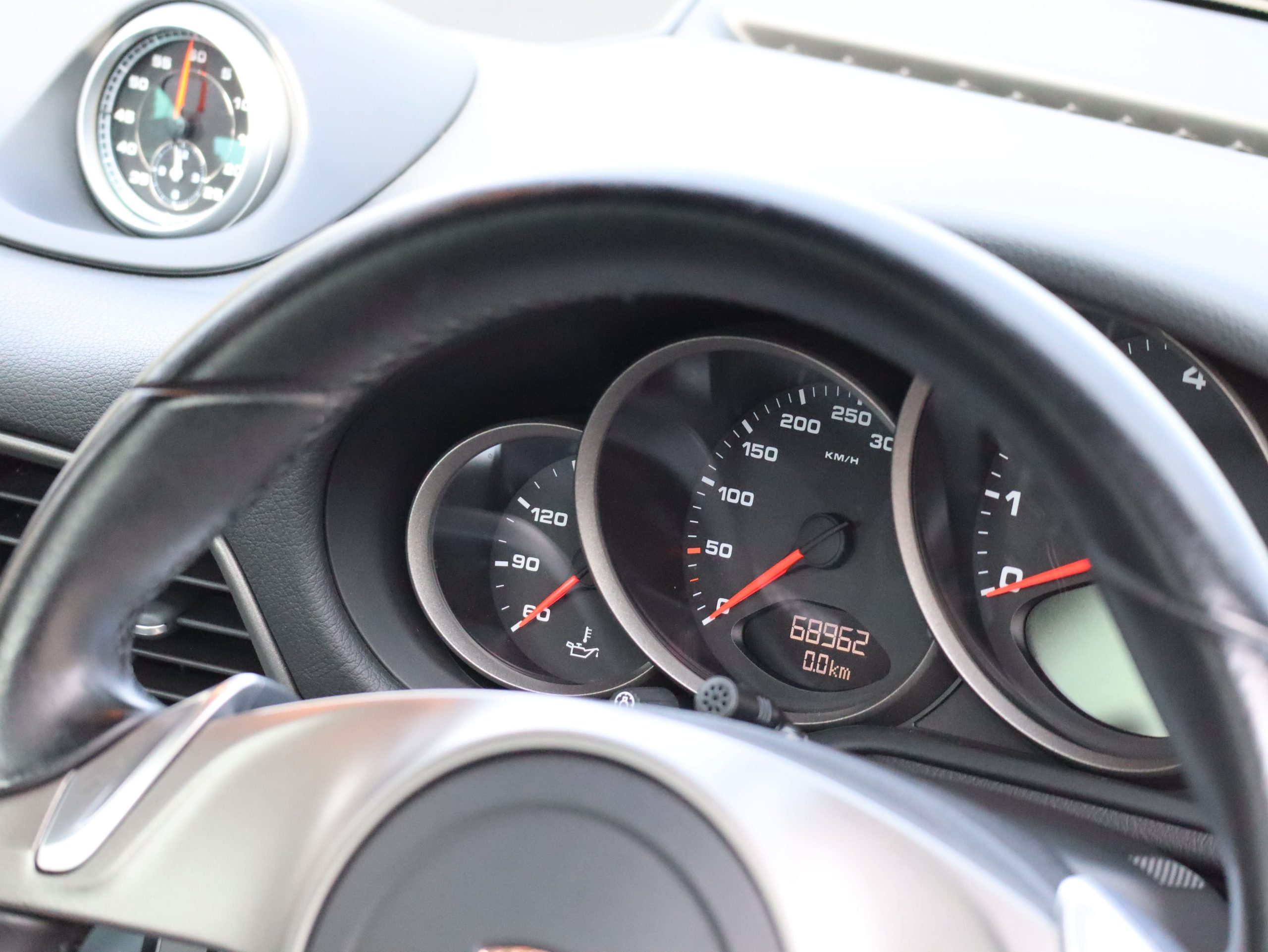 ポルシェ911カレラ(Type997.2）PDK<br>クリームホワイトカラー<br>スポーツクロノパッケージ<br>シートベンチレーション<br>シートヒーター<br>バイキセノンヘッドライト