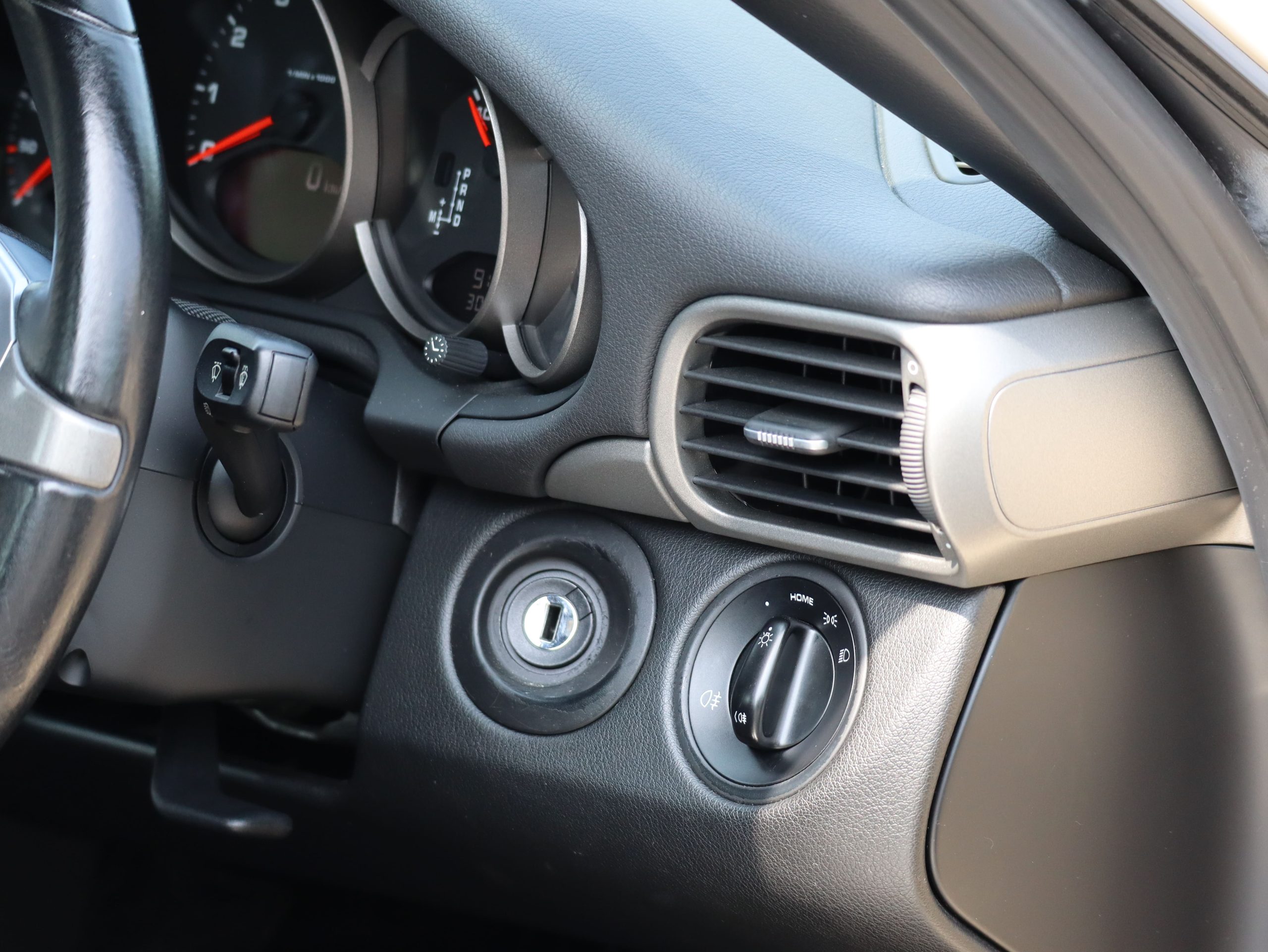 ポルシェ911カレラ(Type997.2）PDK<br>クリームホワイトカラー<br>スポーツクロノパッケージ<br>シートベンチレーション<br>シートヒーター<br>バイキセノンヘッドライト