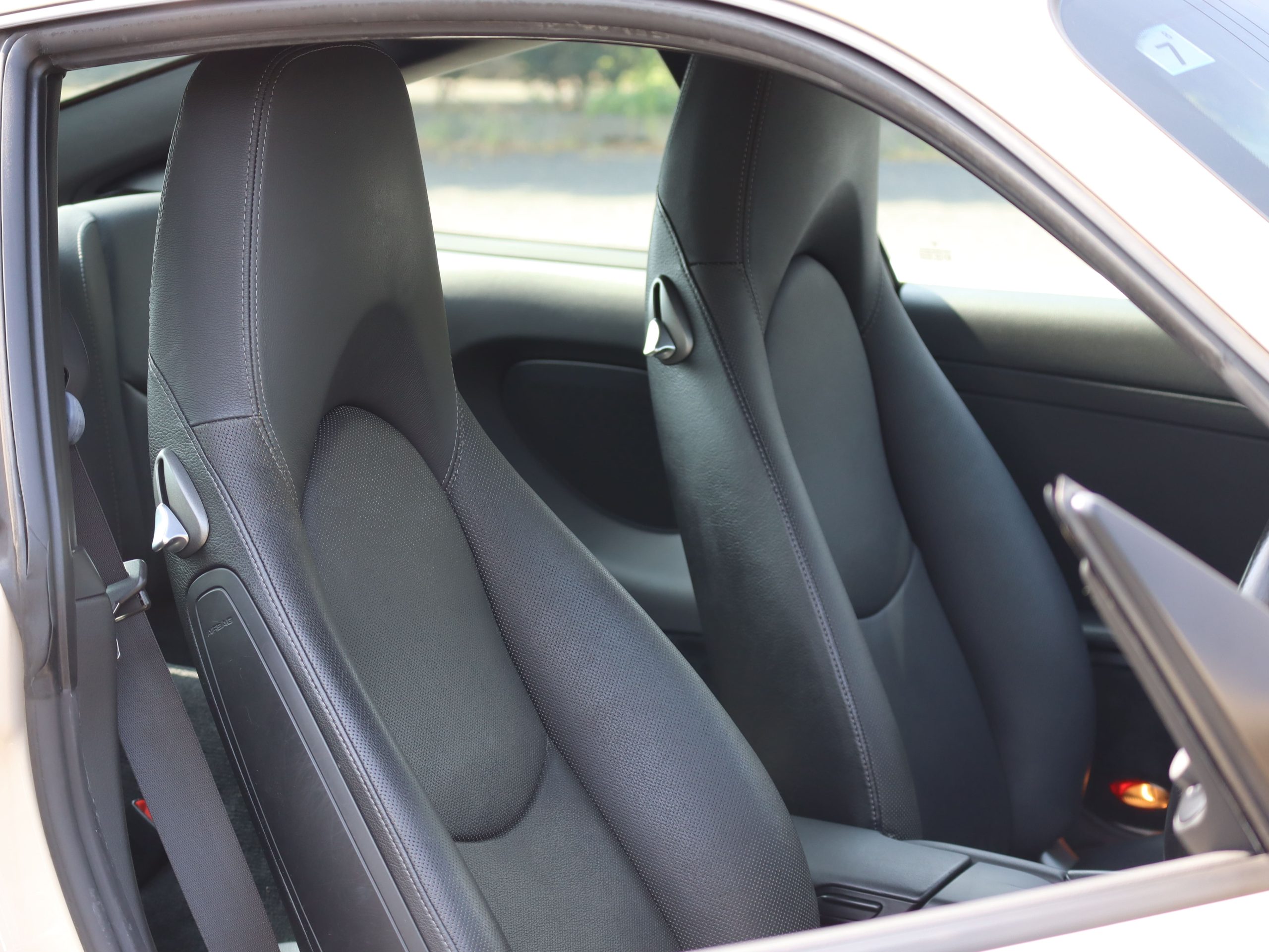 ポルシェ911カレラ(Type997.2）PDK<br>クリームホワイトカラー<br>スポーツクロノパッケージ<br>シートベンチレーション<br>シートヒーター<br>バイキセノンヘッドライト