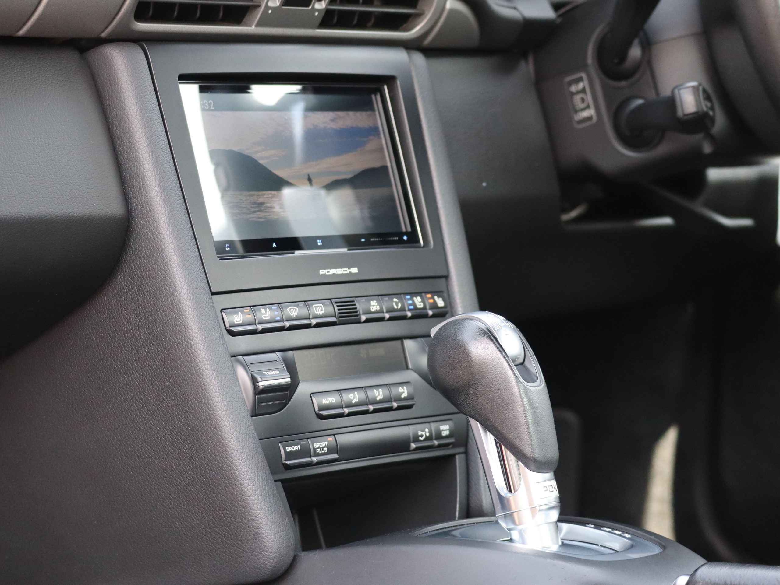 ポルシェ911カレラ(Type997.2）PDK<br>クリームホワイトカラー<br>スポーツクロノパッケージ<br>シートベンチレーション<br>シートヒーター<br>バイキセノンヘッドライト