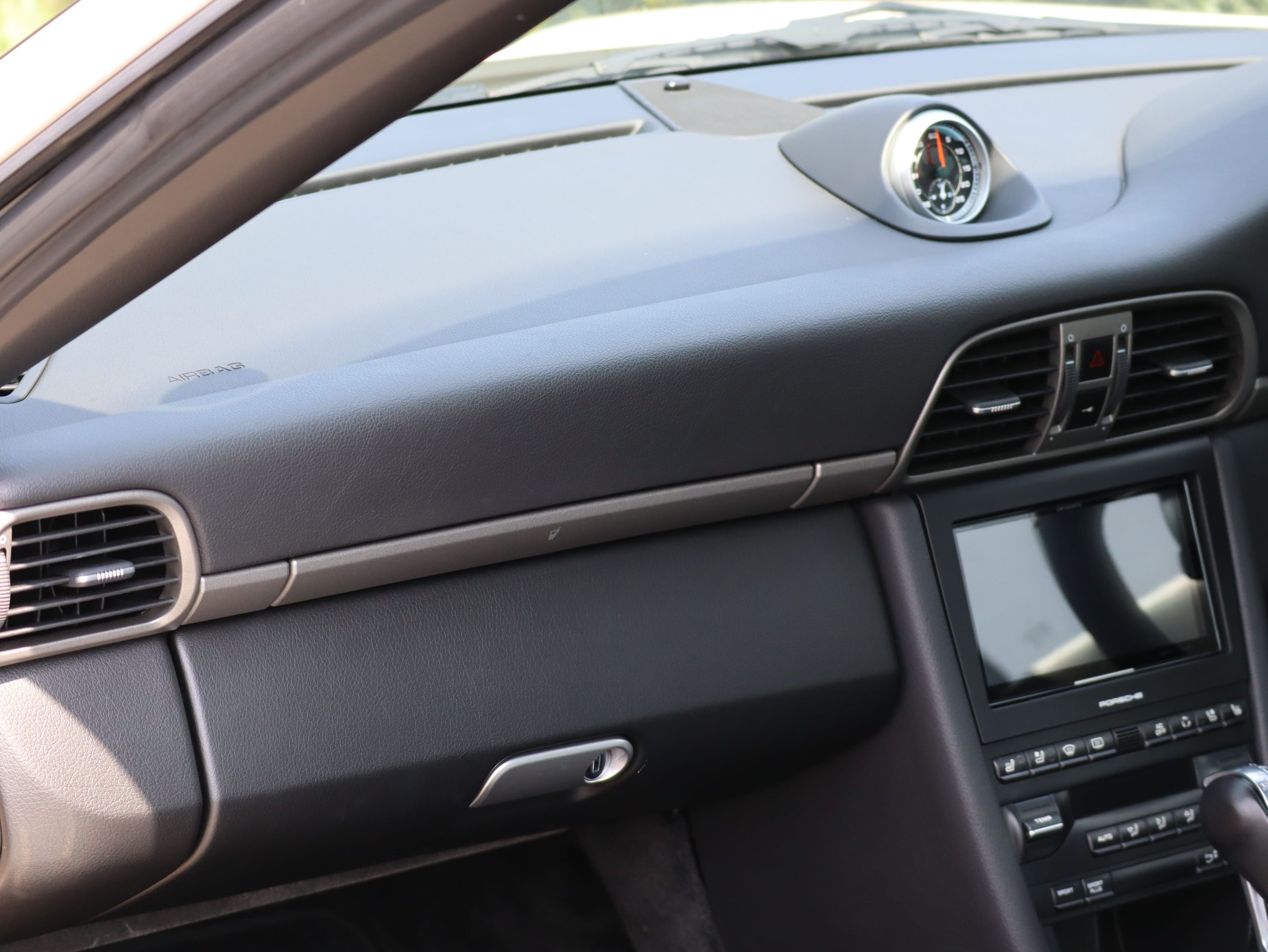 ポルシェ911カレラ(Type997.2）PDK<br>クリームホワイトカラー<br>スポーツクロノパッケージ<br>シートベンチレーション<br>シートヒーター<br>バイキセノンヘッドライト