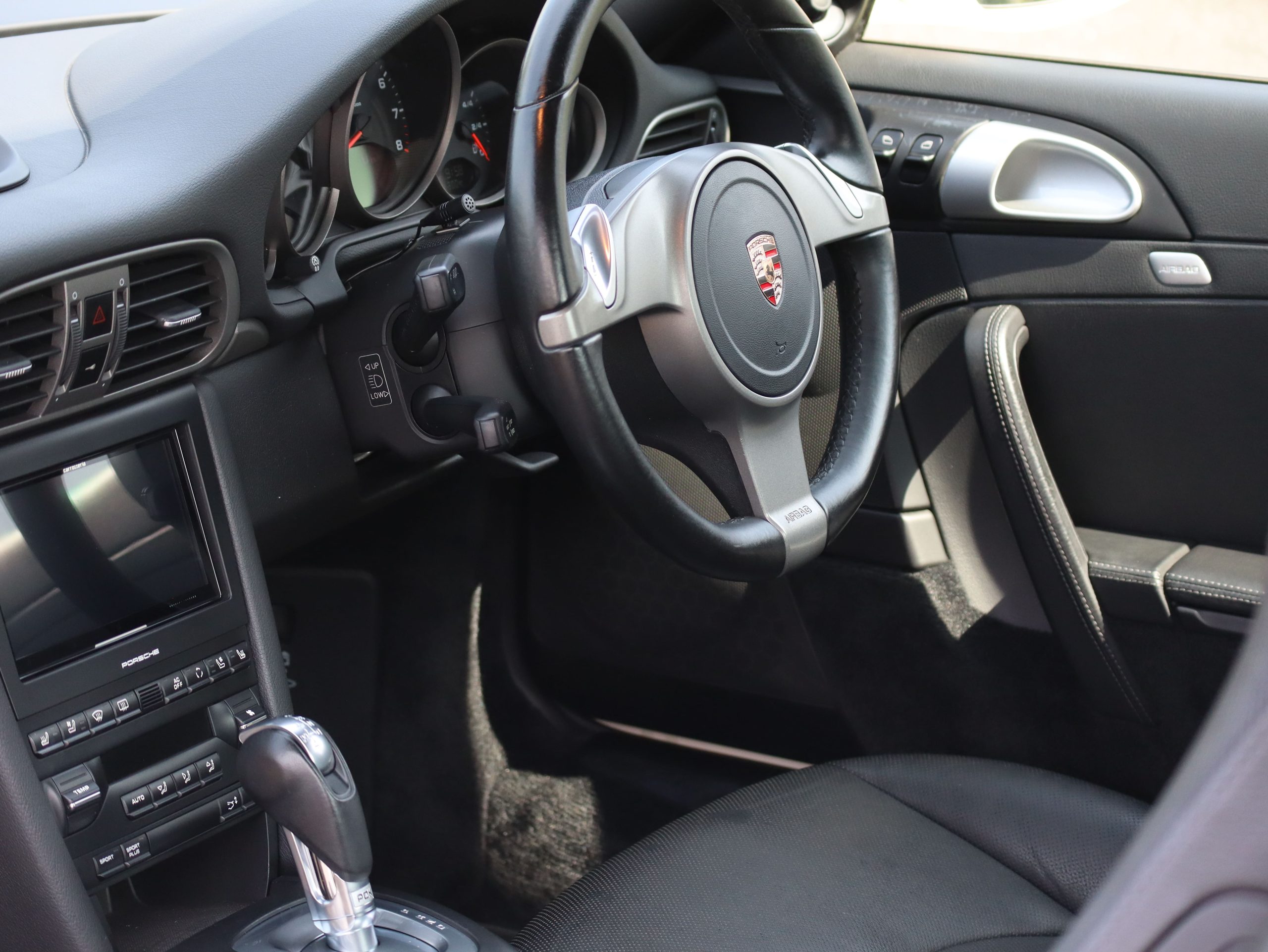 ポルシェ911カレラ(Type997.2）PDK<br>クリームホワイトカラー<br>スポーツクロノパッケージ<br>シートベンチレーション<br>シートヒーター<br>バイキセノンヘッドライト