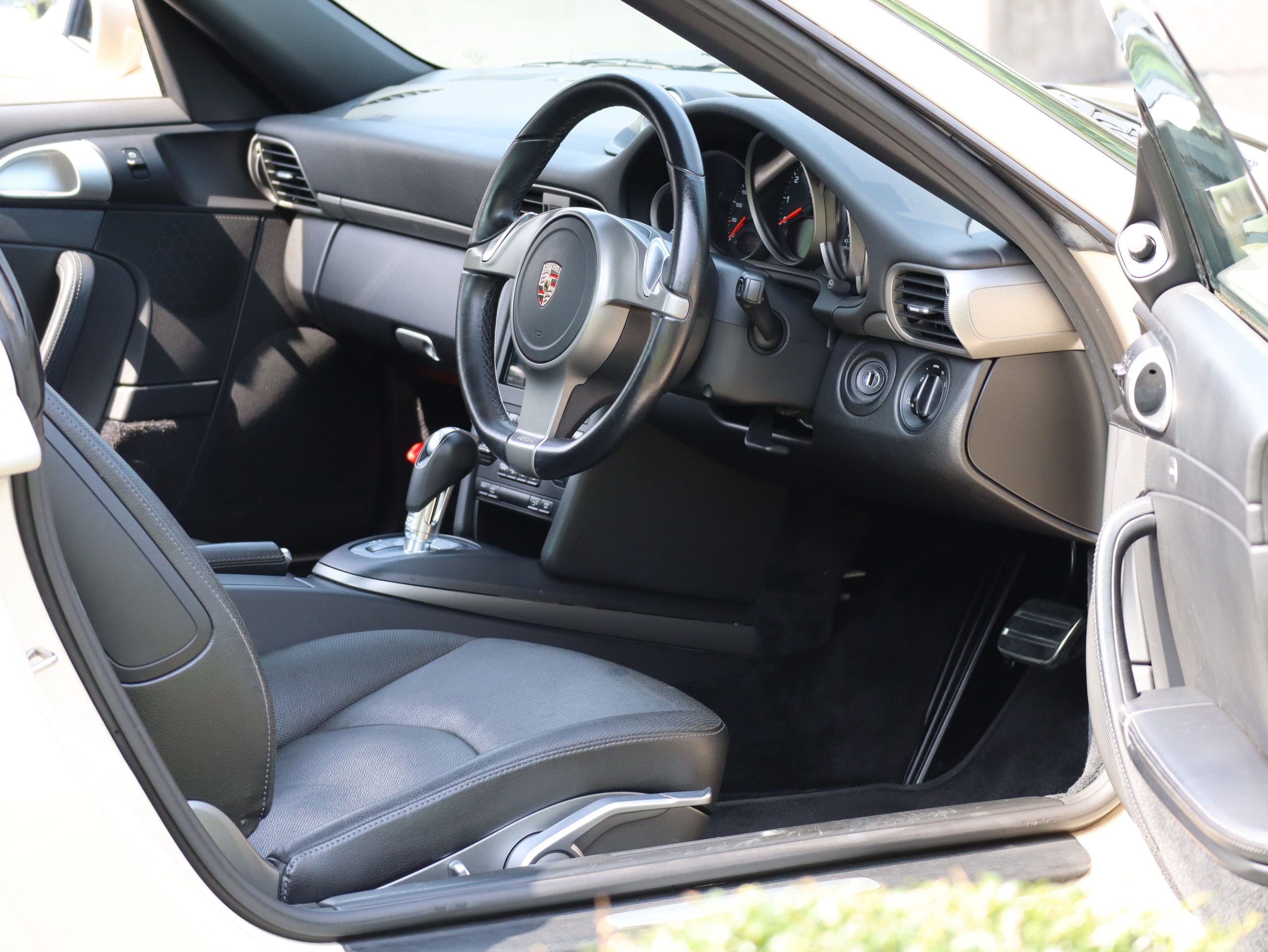ポルシェ911カレラ(Type997.2）PDK<br>クリームホワイトカラー<br>スポーツクロノパッケージ<br>シートベンチレーション<br>シートヒーター<br>バイキセノンヘッドライト