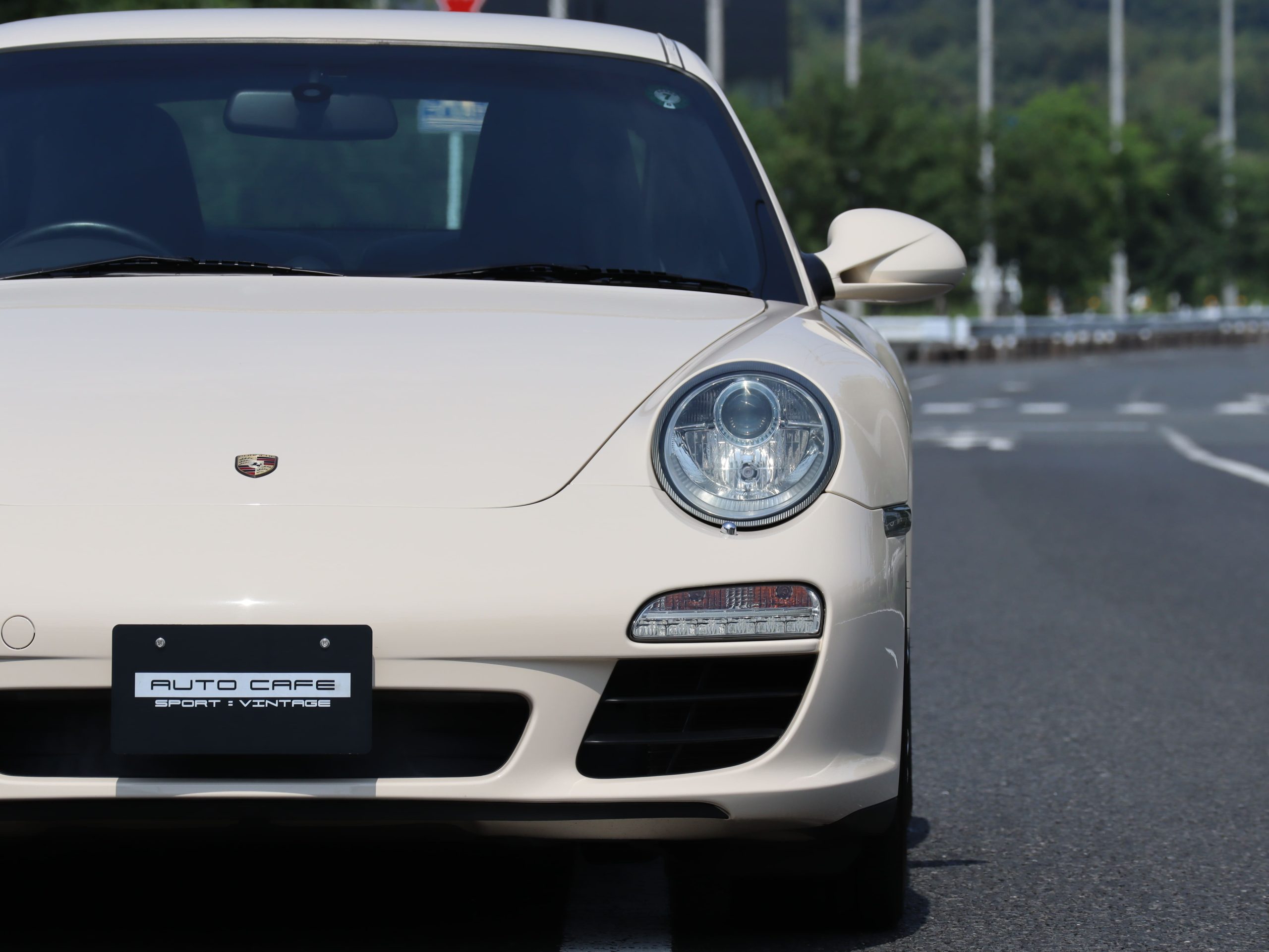 ポルシェ911カレラ(Type997.2）PDK<br>クリームホワイトカラー<br>スポーツクロノパッケージ<br>シートベンチレーション<br>シートヒーター<br>バイキセノンヘッドライト